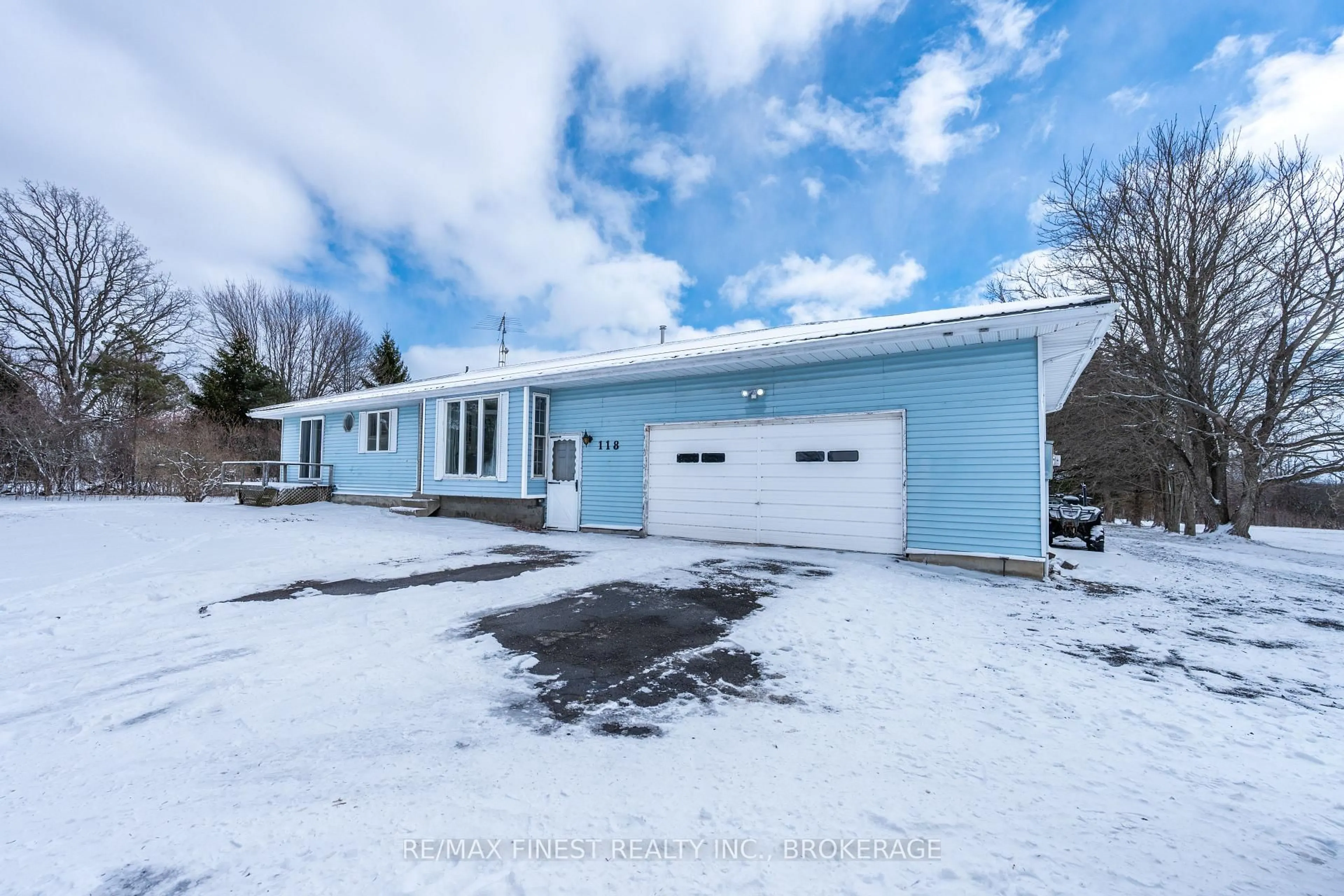 A pic from outside/outdoor area/front of a property/back of a property/a pic from drone, street for 118 Quabbin Rd, Leeds and the Thousand Islands Ontario K0E 1R0