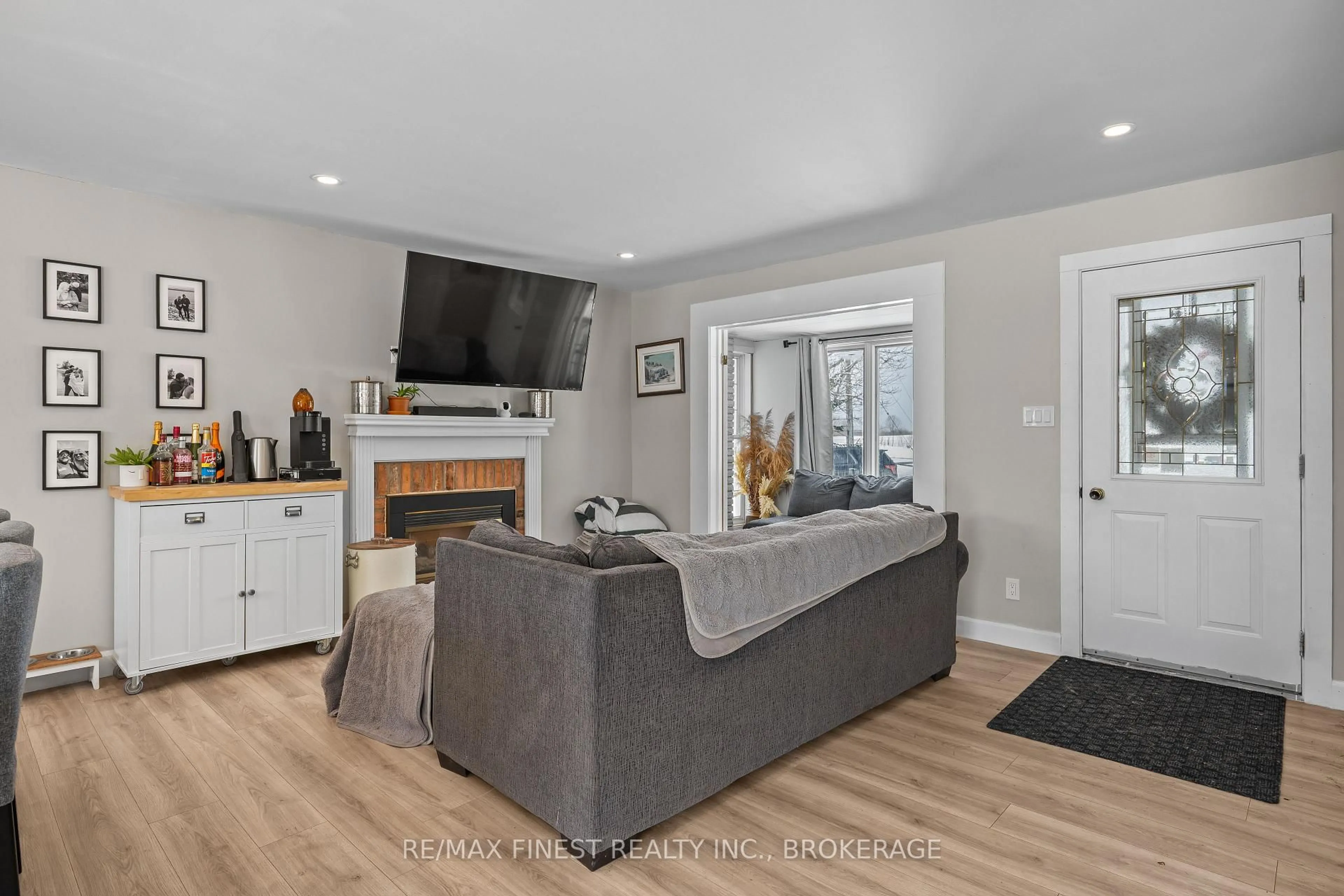 Living room with furniture, wood/laminate floor for 118 Quabbin Rd, Leeds and the Thousand Islands Ontario K0E 1R0