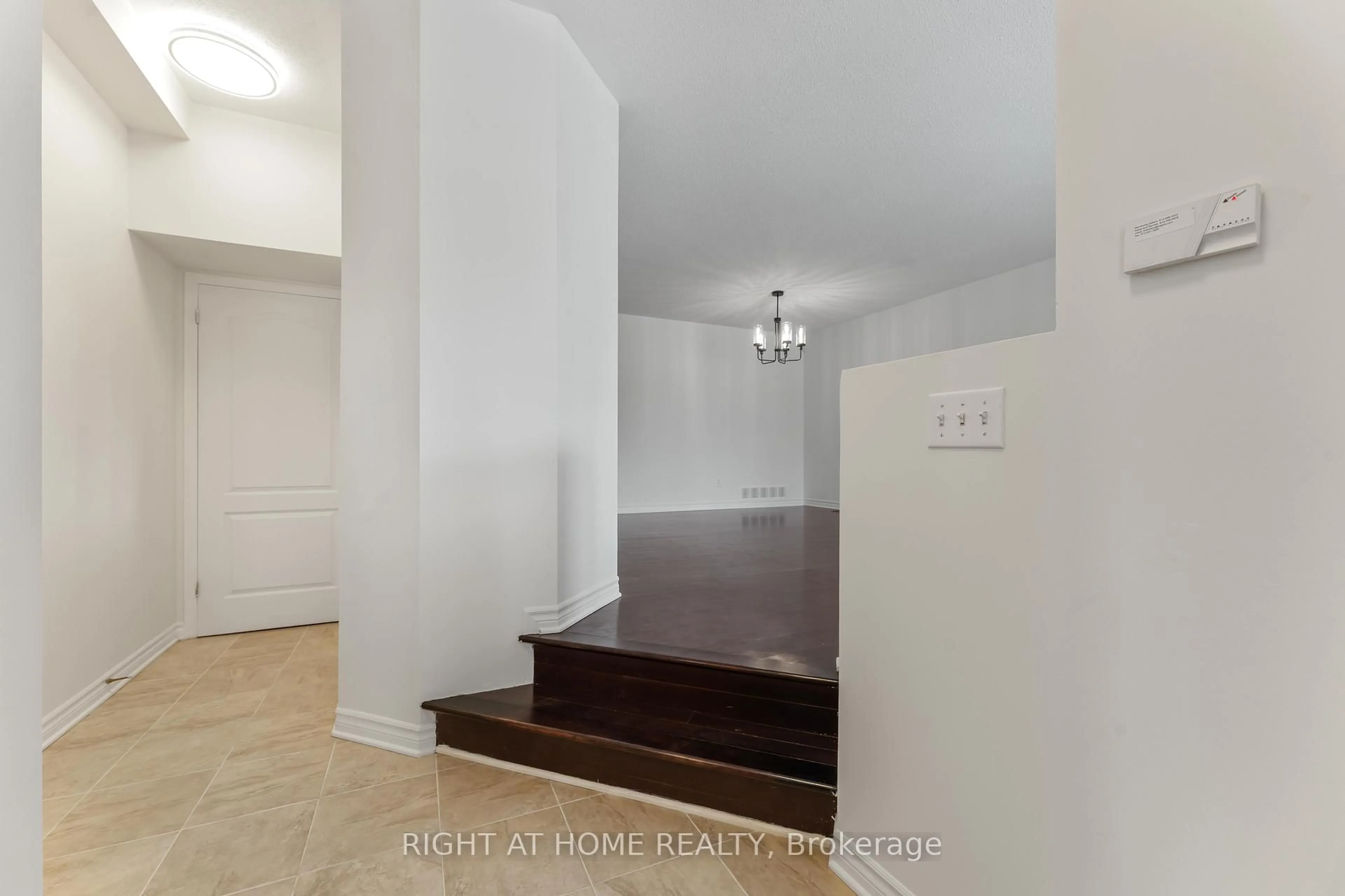 Indoor entryway for 104B Craig Henry Dr, Ottawa Ontario K2G 6L8