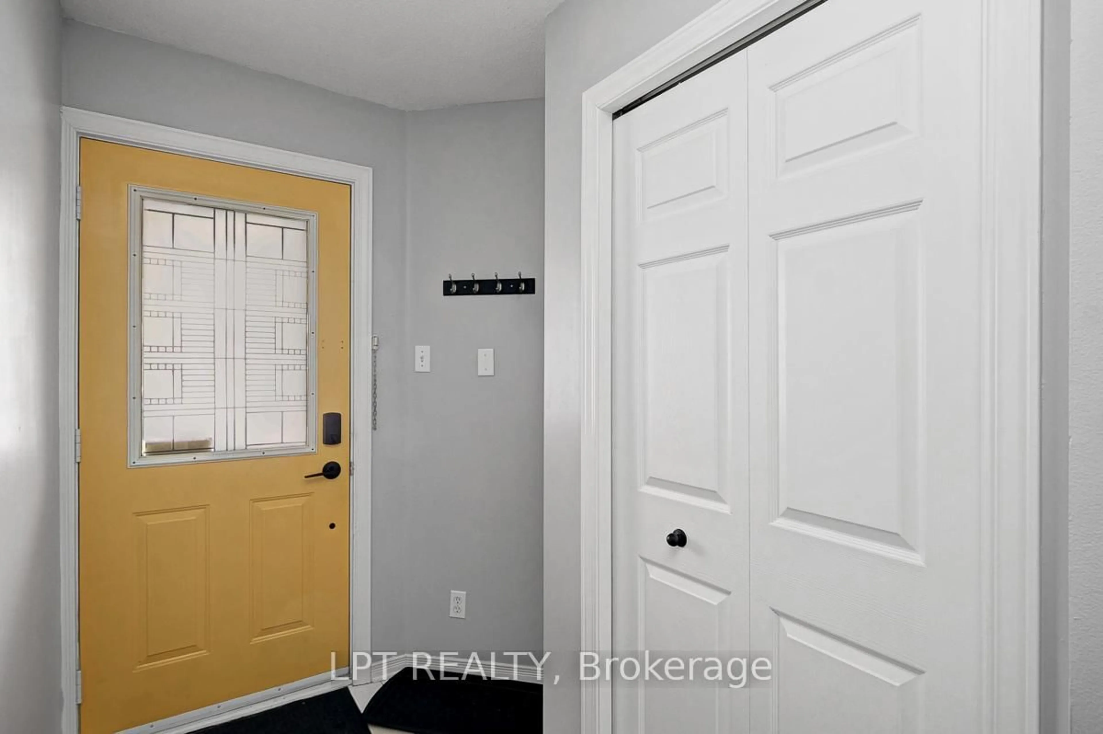 Indoor entryway for 204 Briston Ave #30, Ottawa Ontario K1G 5P8