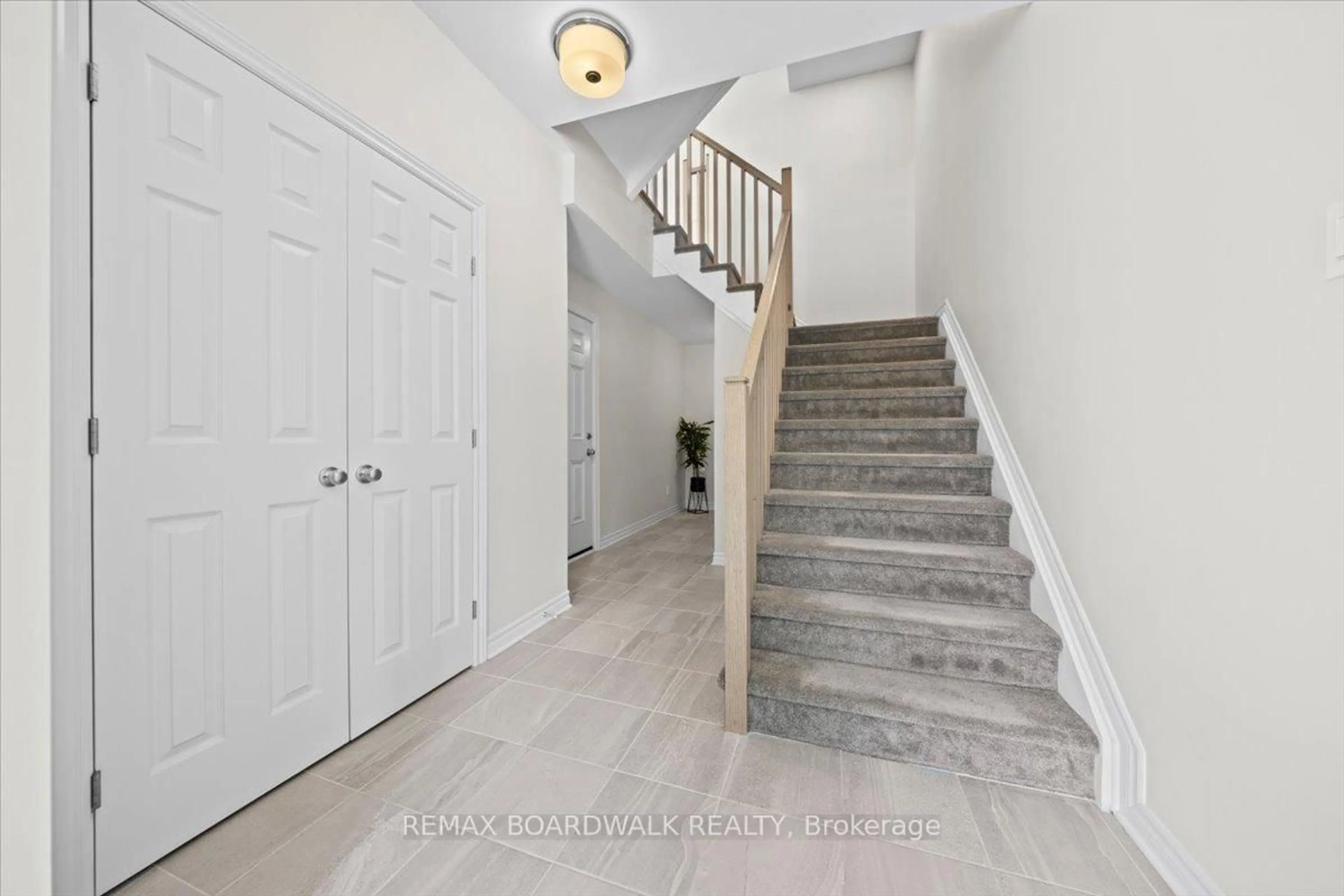 Indoor entryway for 274 Pastel Way, Ottawa Ontario K2J 6C1