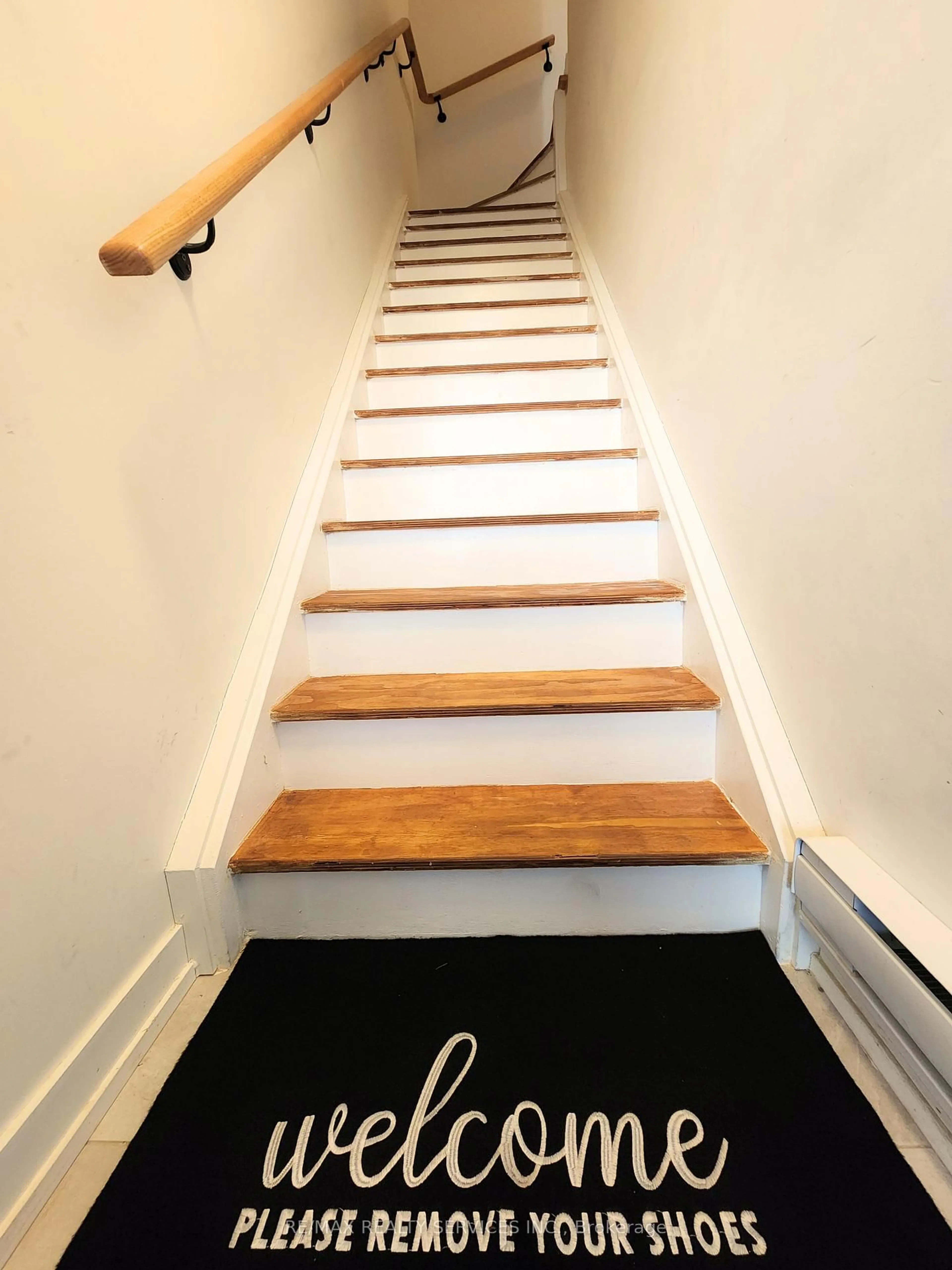 Stairs for 20 Palace St #F14, Kitchener Ontario N2E 0J3