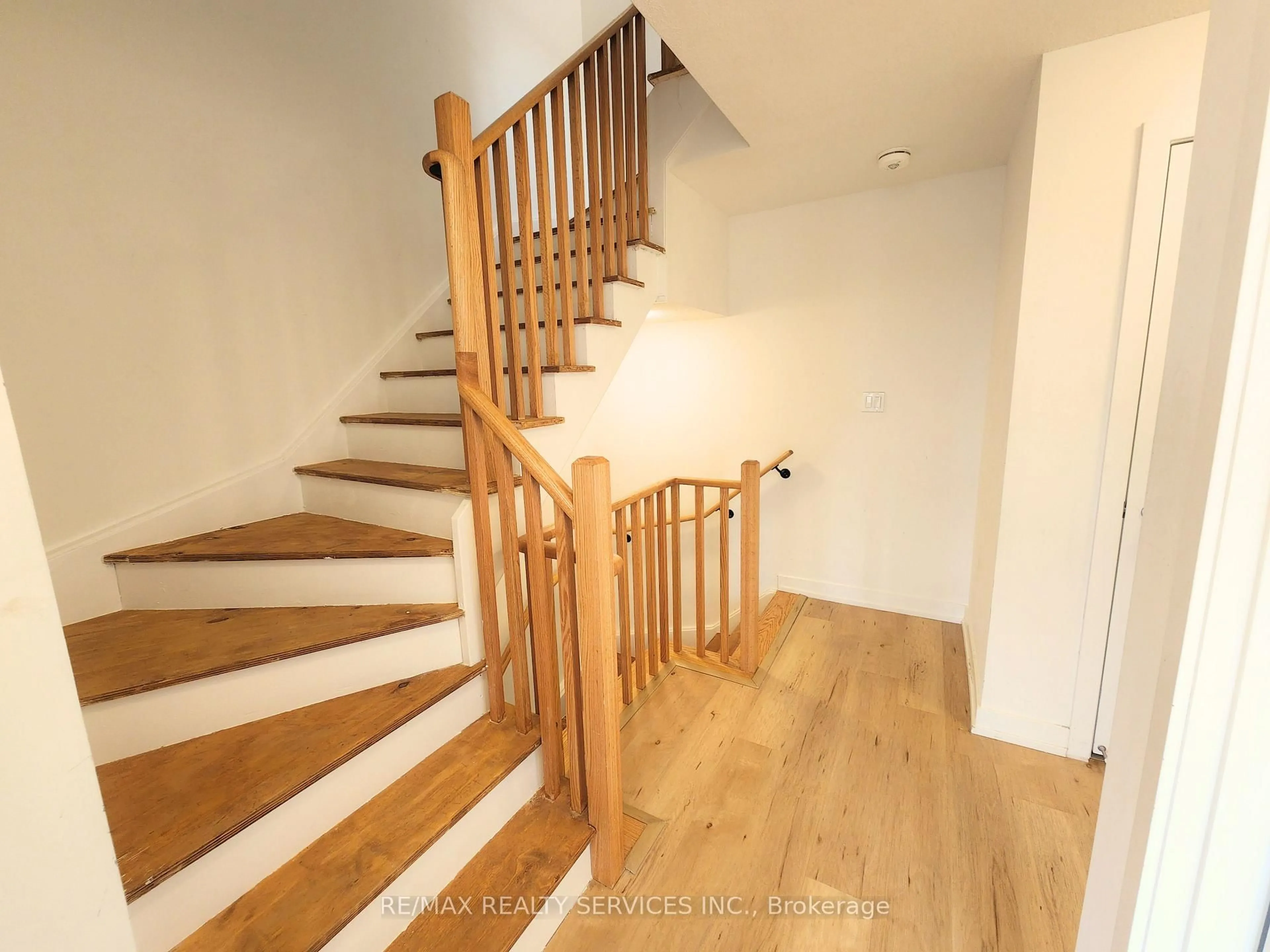 Stairs for 20 Palace St #F14, Kitchener Ontario N2E 0J3