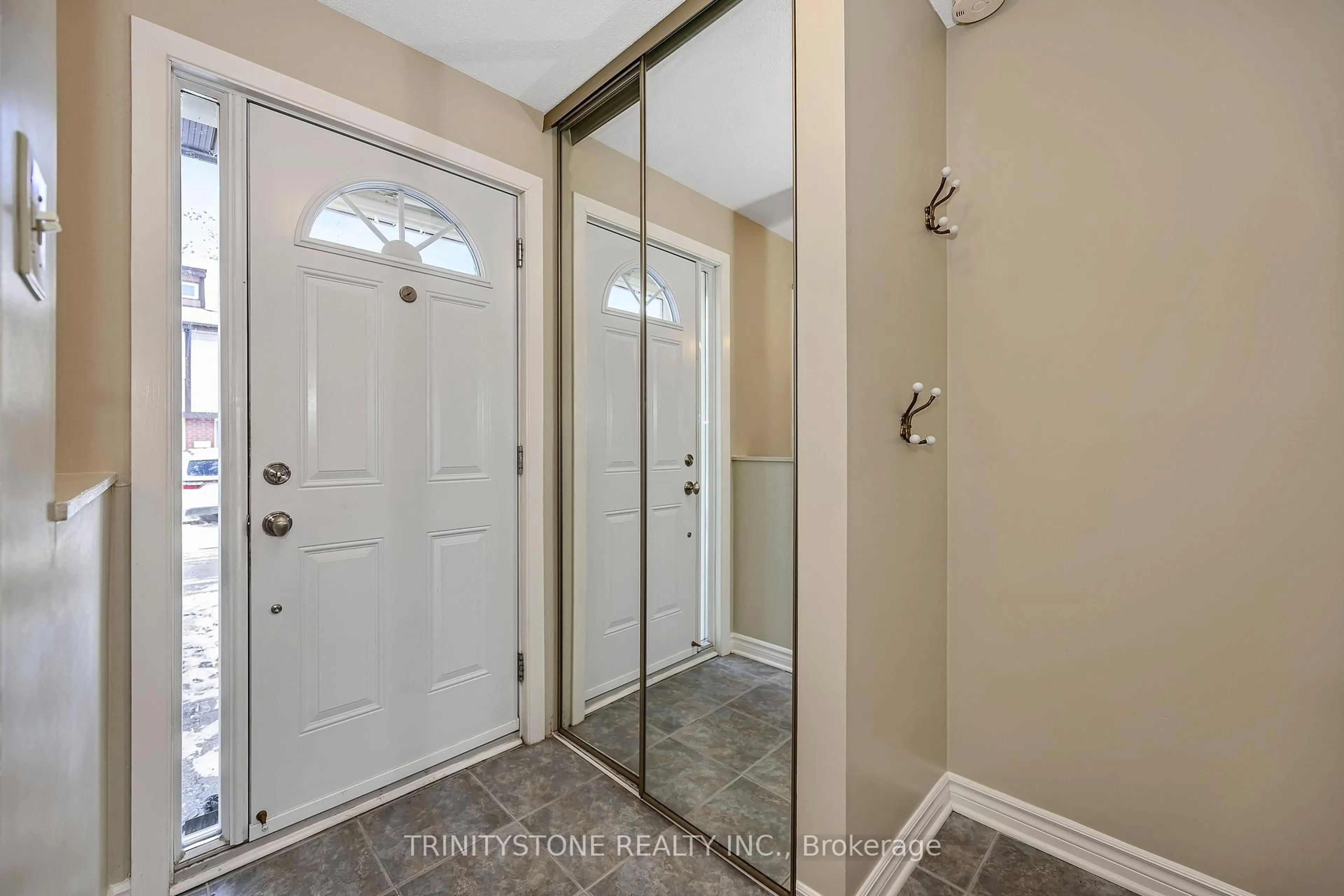 Indoor entryway for 811 Connaught Ave #57, Ottawa Ontario K2B 8K3