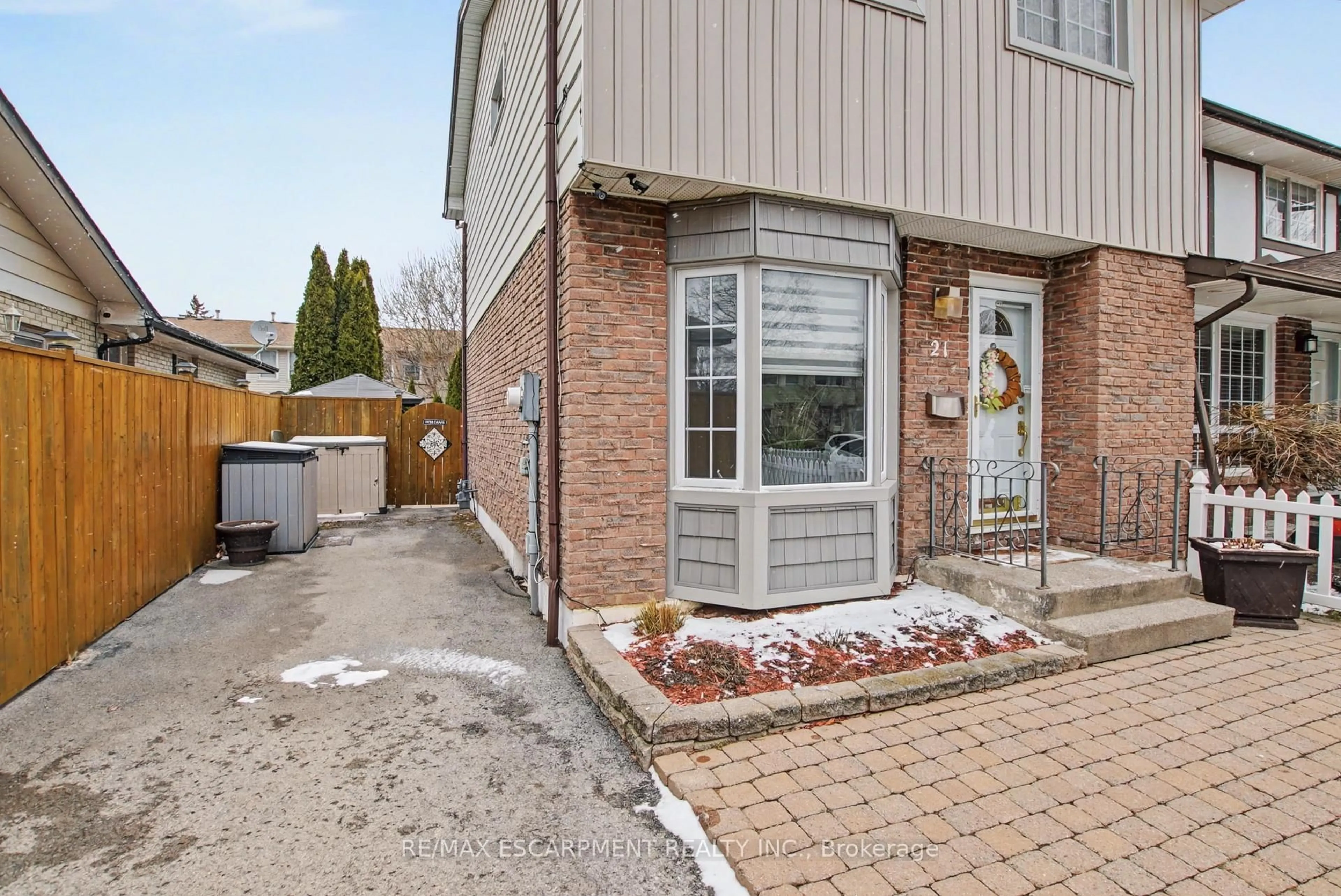 Home with brick exterior material, street for 21 Greystone Cres, St. Catharines Ontario L2N 6P1