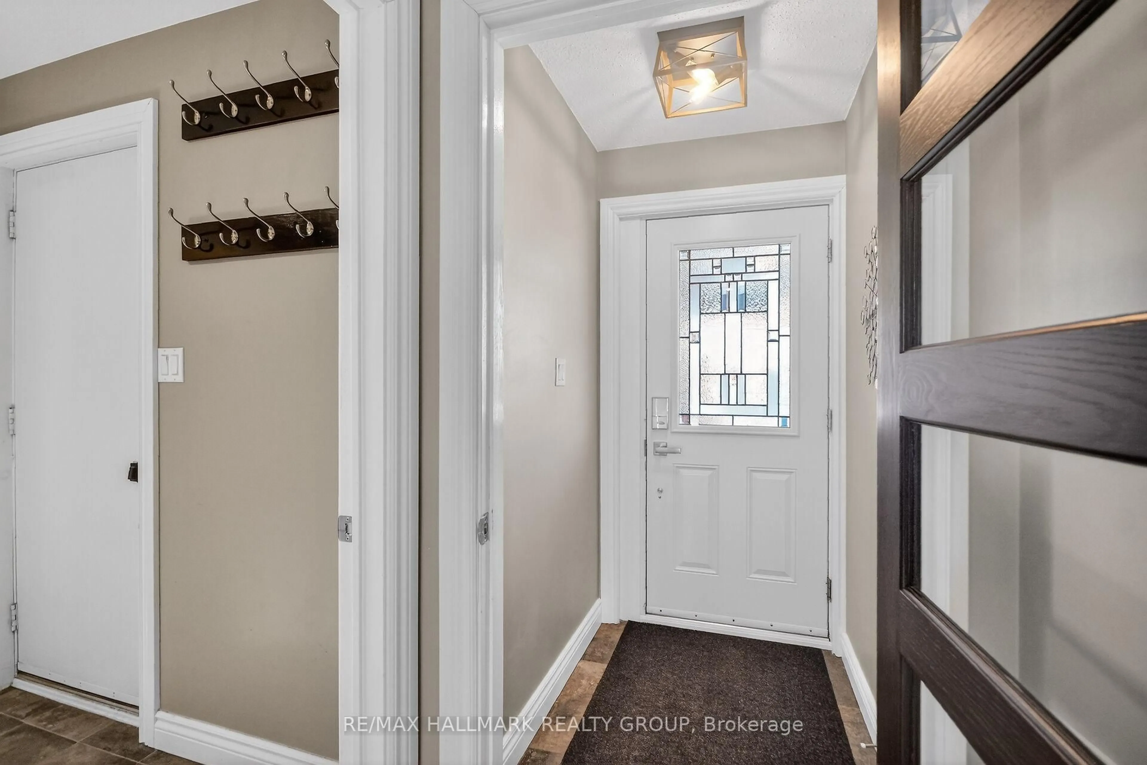 Indoor entryway for 544 Apollo Way, Ottawa Ontario K4A 1V7