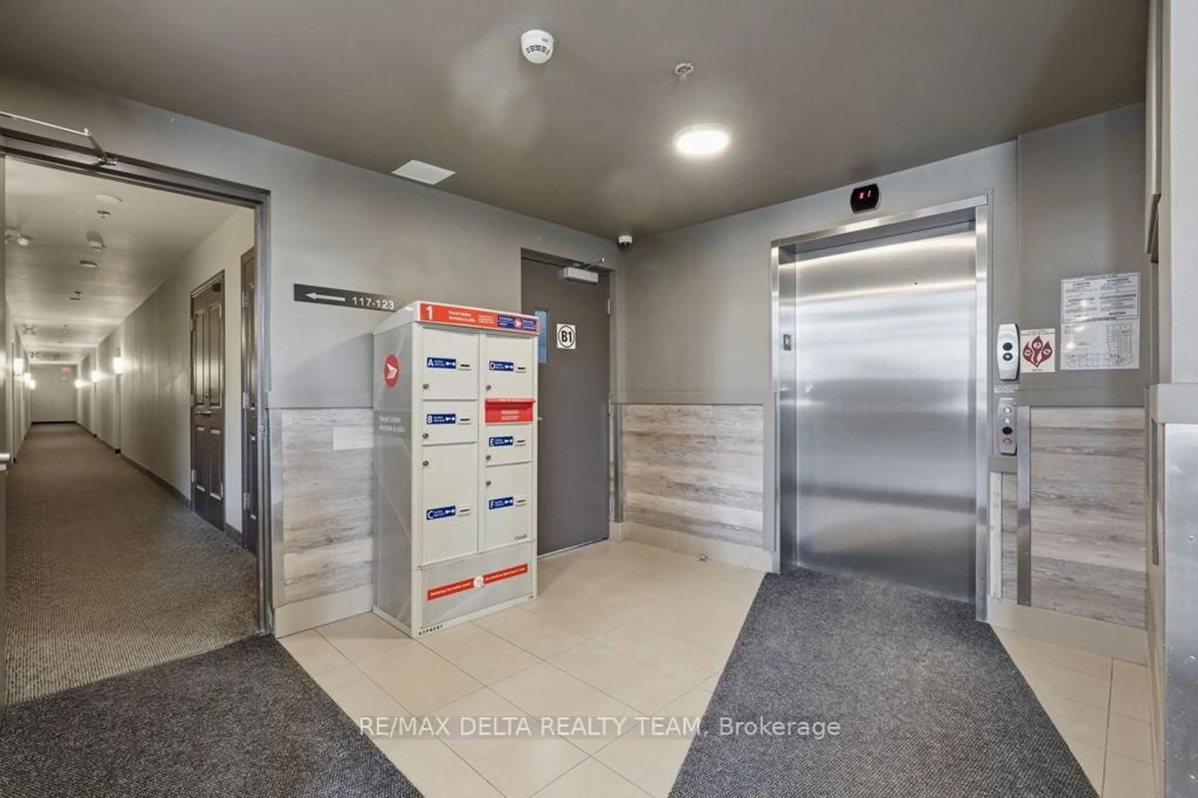 Indoor foyer for 429 Kent St #215, Ottawa Ontario K2P 1B5