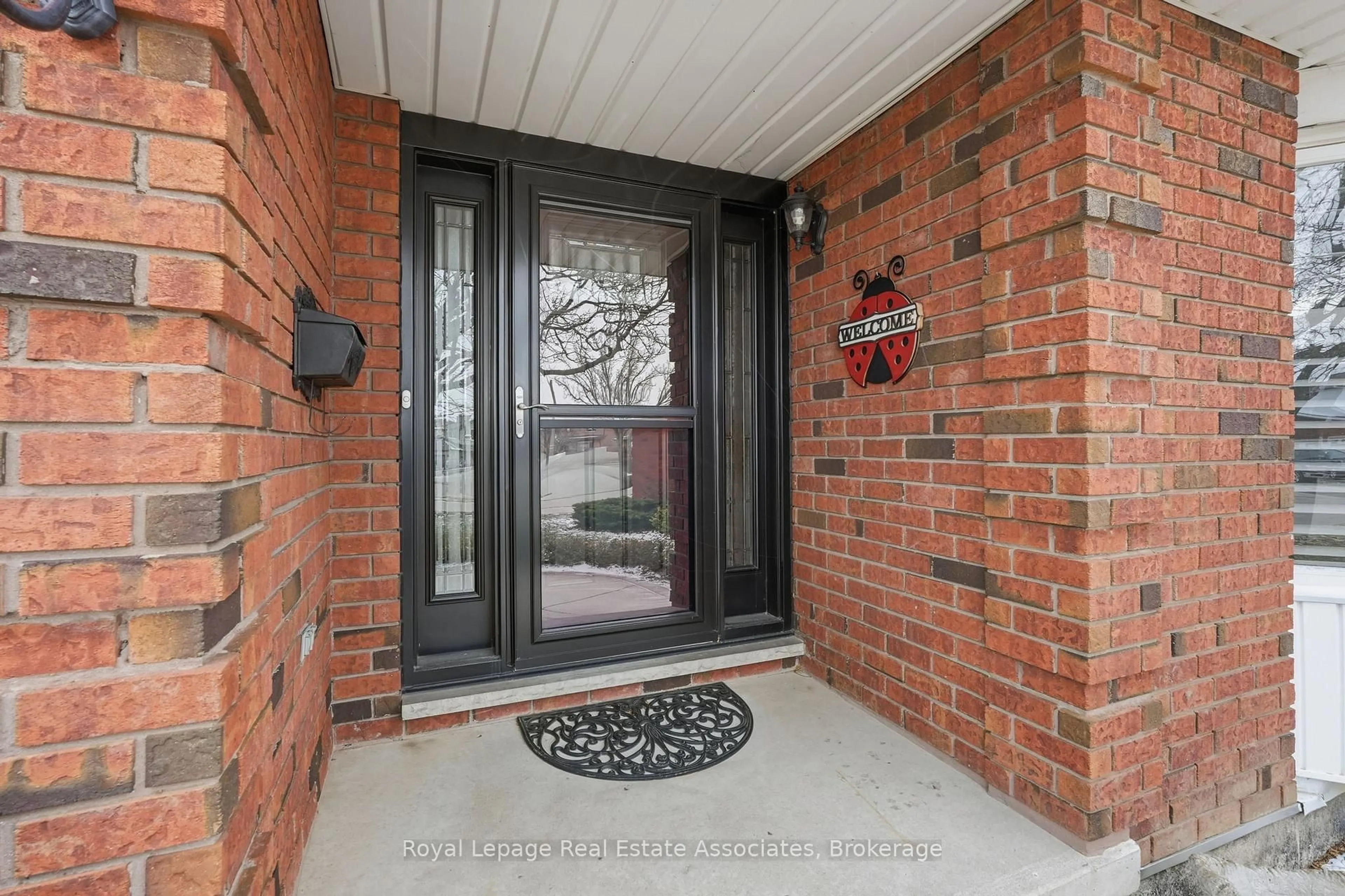 Indoor entryway for 9 Waldorf Crt, Hamilton Ontario L8V 5A1
