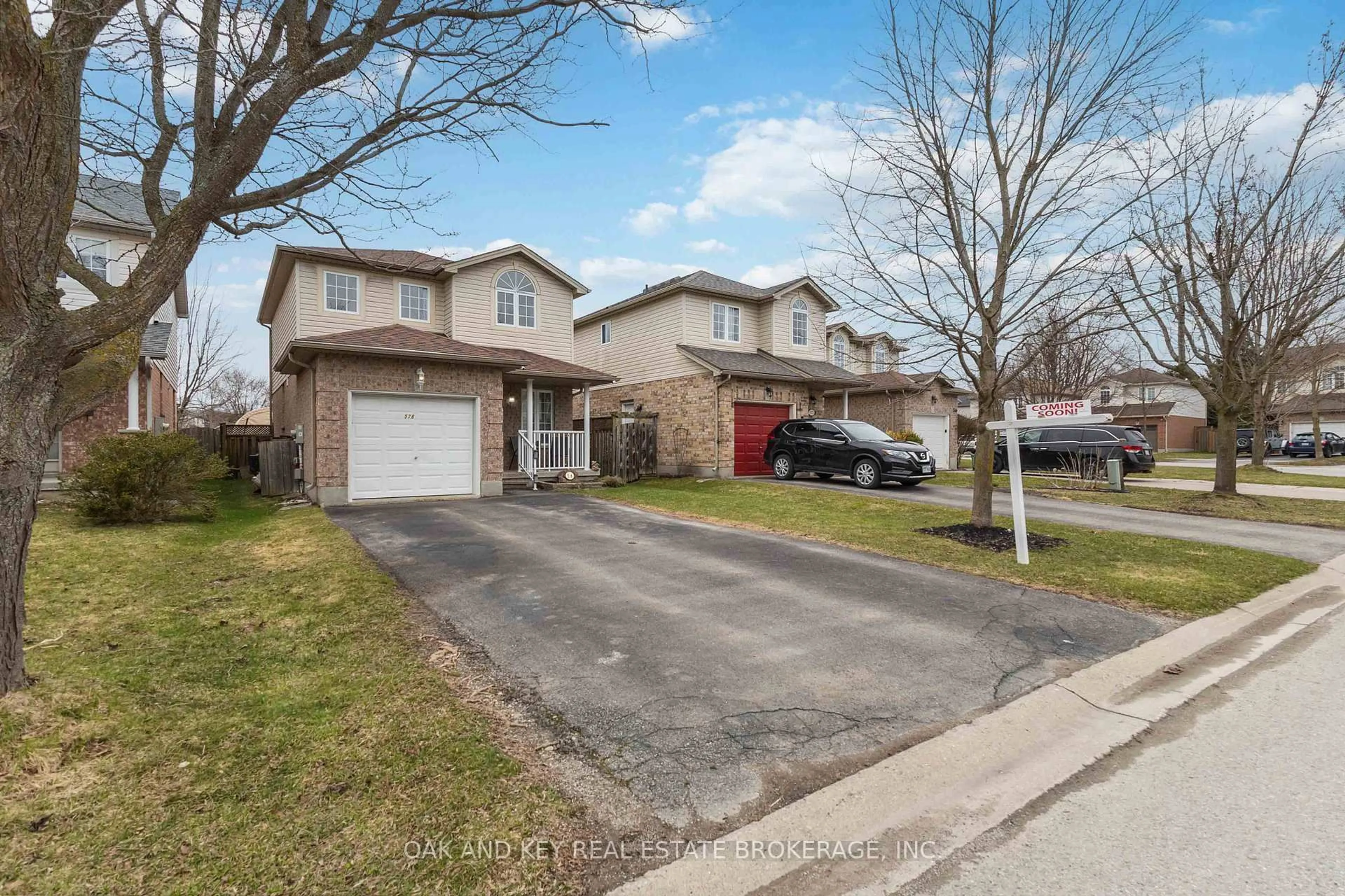 A pic from outside/outdoor area/front of a property/back of a property/a pic from drone, street for 576 Ridgeview Dr, London East Ontario N5Y 6H8