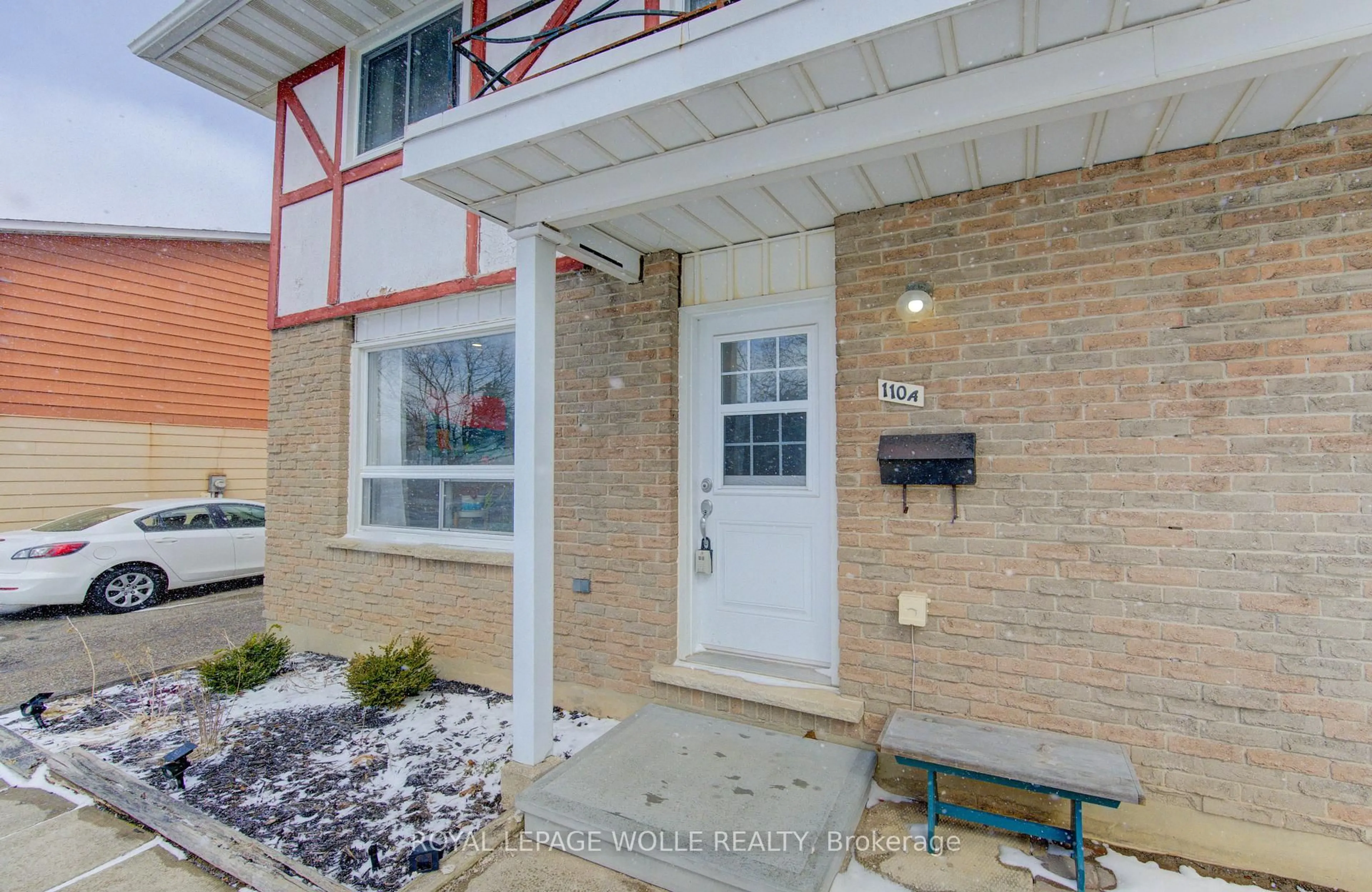 Indoor entryway for 110 Lillian Dr #A, Waterloo Ontario N2J 4J9