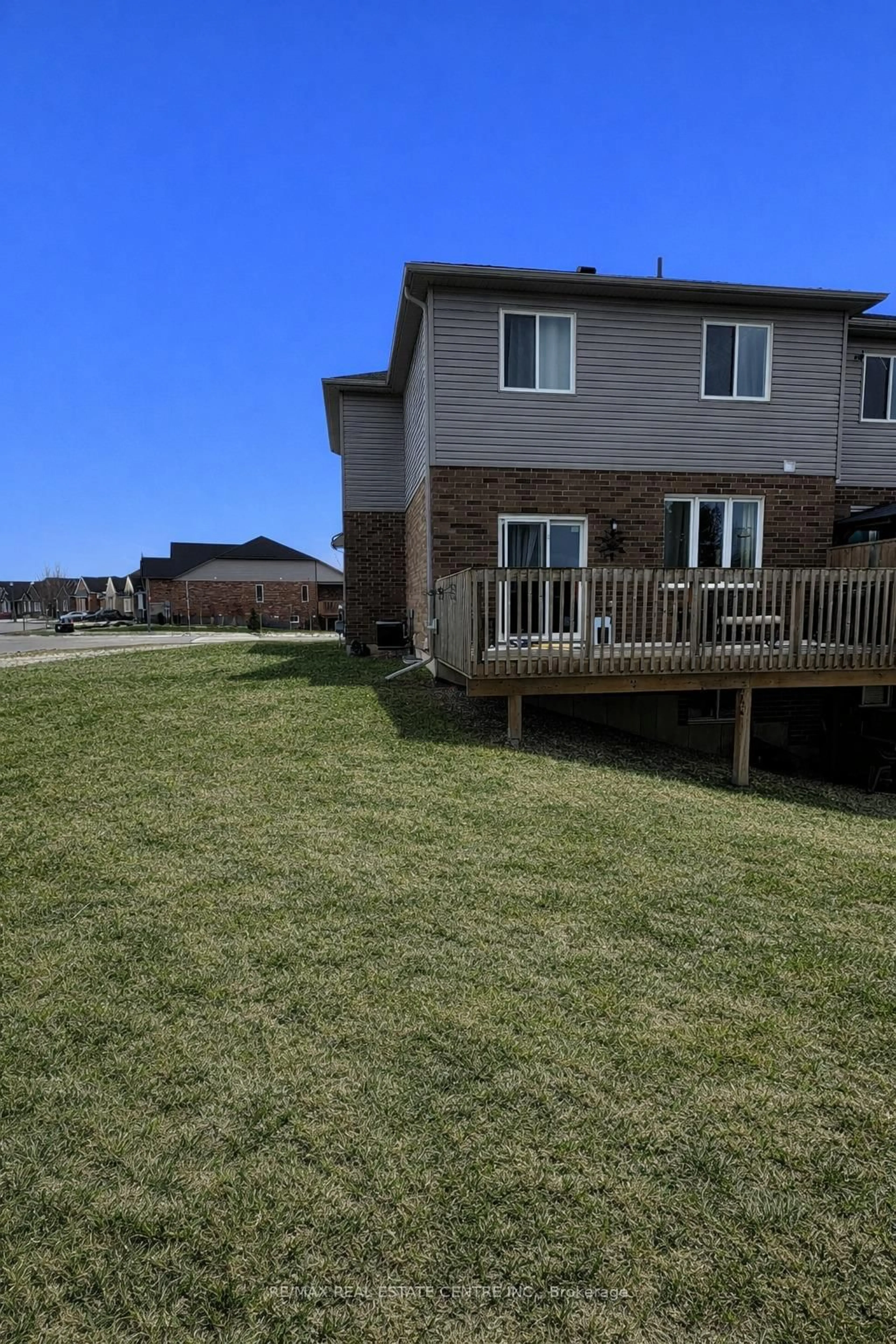 Patio, water/lake/river/ocean view for 1 GREENSIDE Crt, Woodstock Ontario N4T 0C9