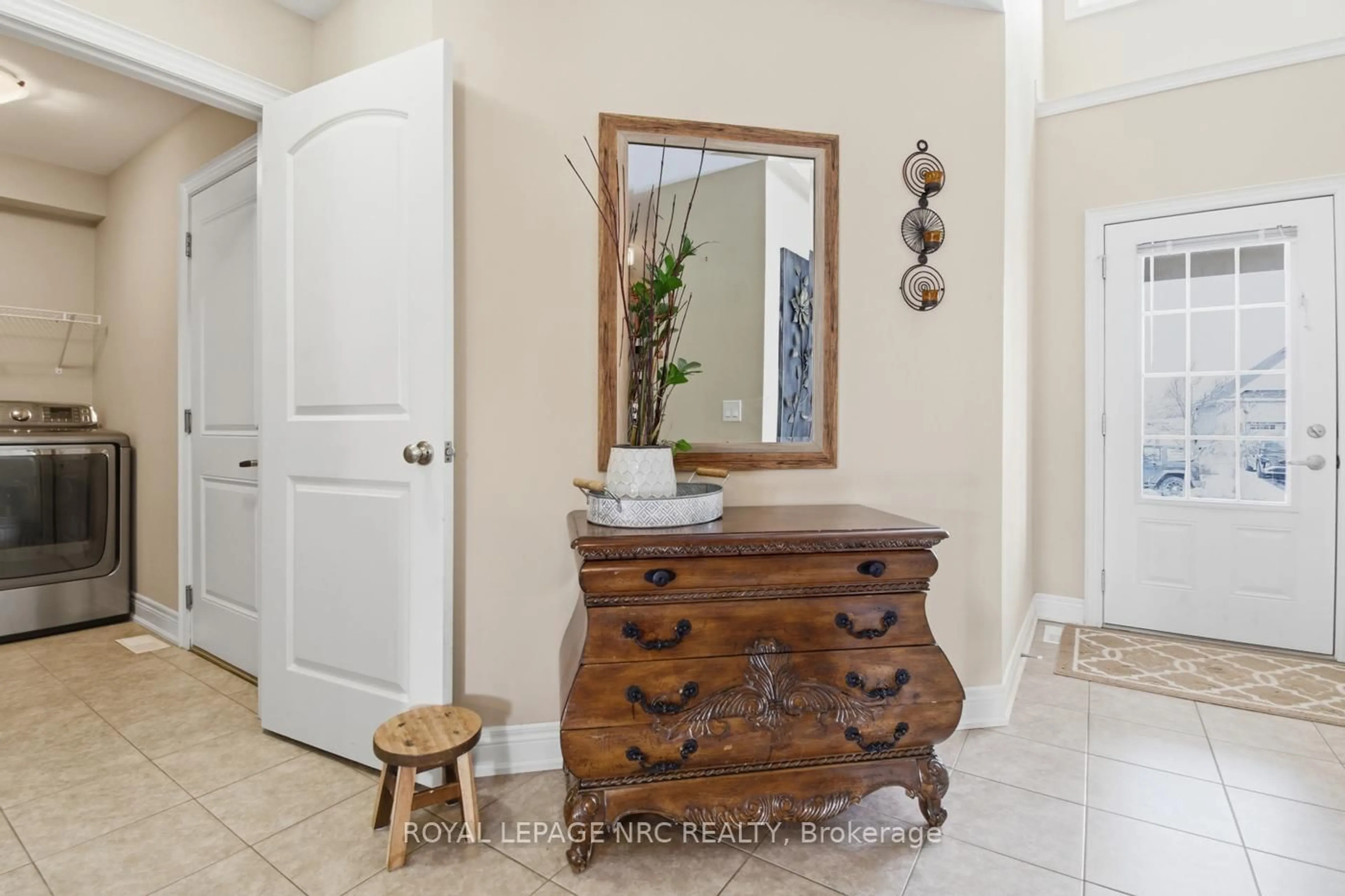 Indoor entryway for 3945 Village Creek Dr, Fort Erie Ontario L0S 1S0