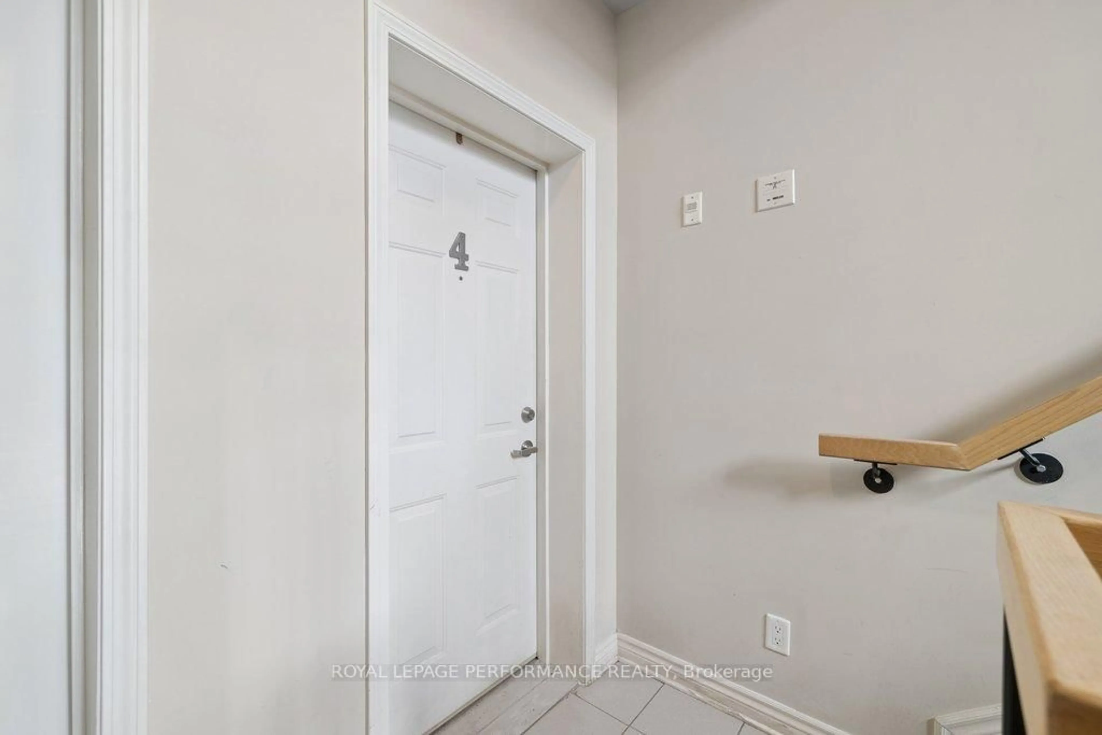 Indoor entryway for 304 Paseo Private #4, Ottawa Ontario K2G 4N8