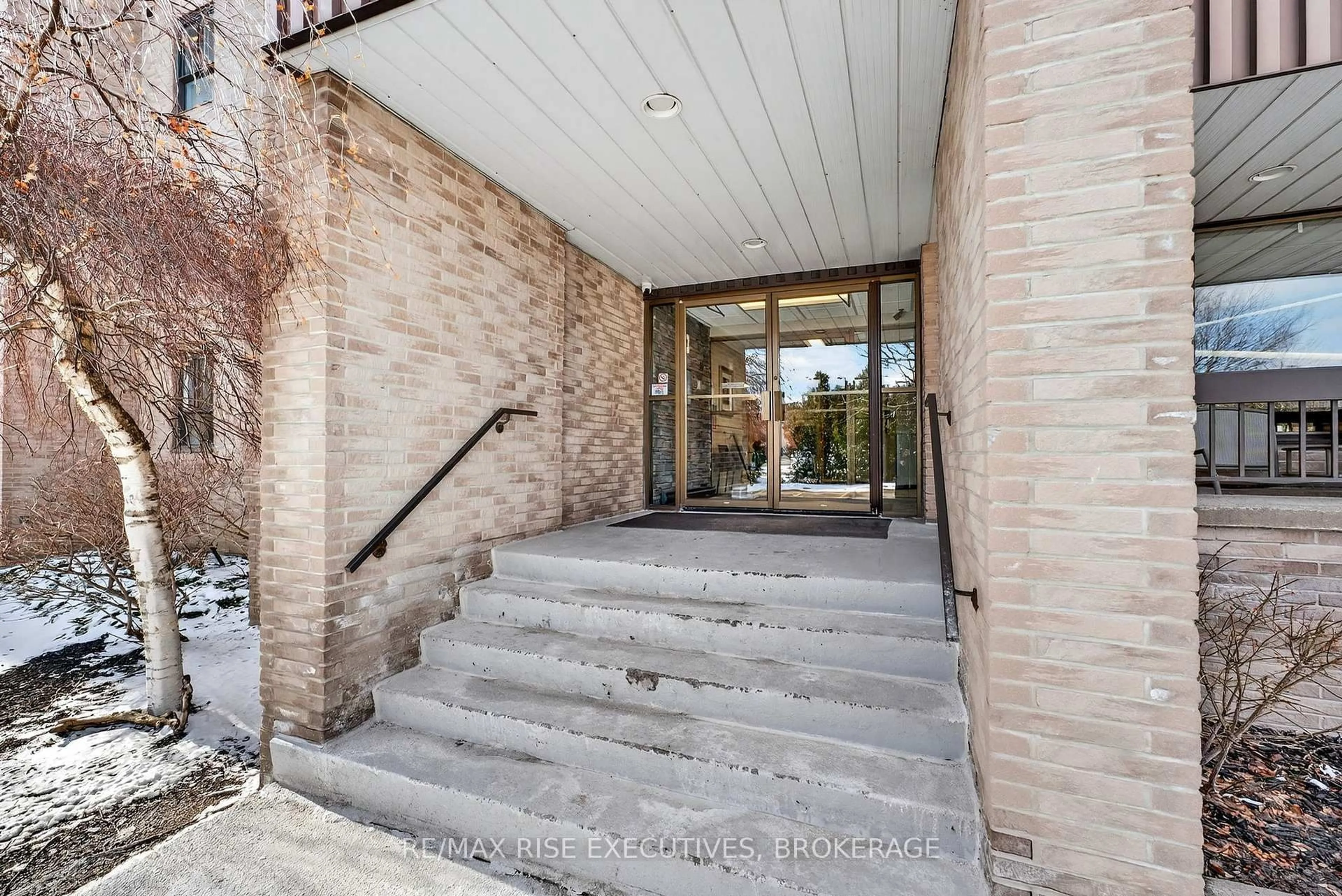 Indoor foyer for 334 Queen Mary Rd #409, Kingston Ontario K7M 7E7