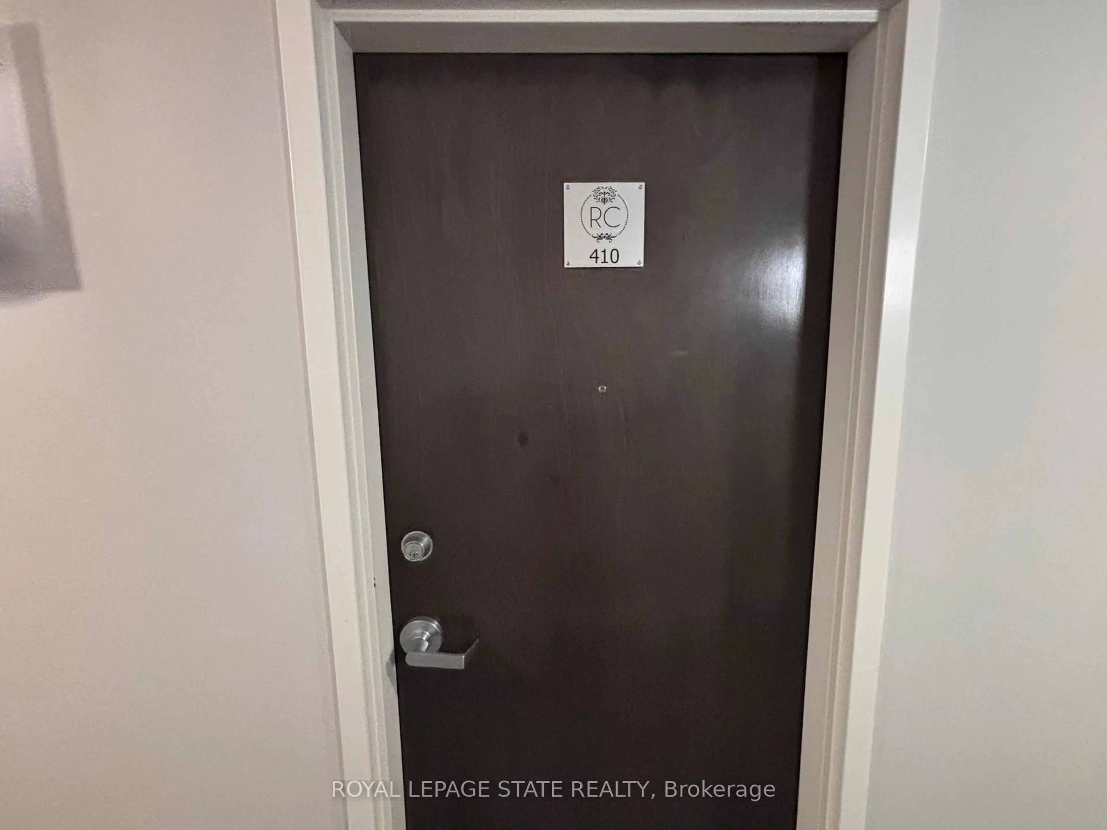 Indoor entryway for 112 King St #410, Hamilton Ontario L8N 1A8