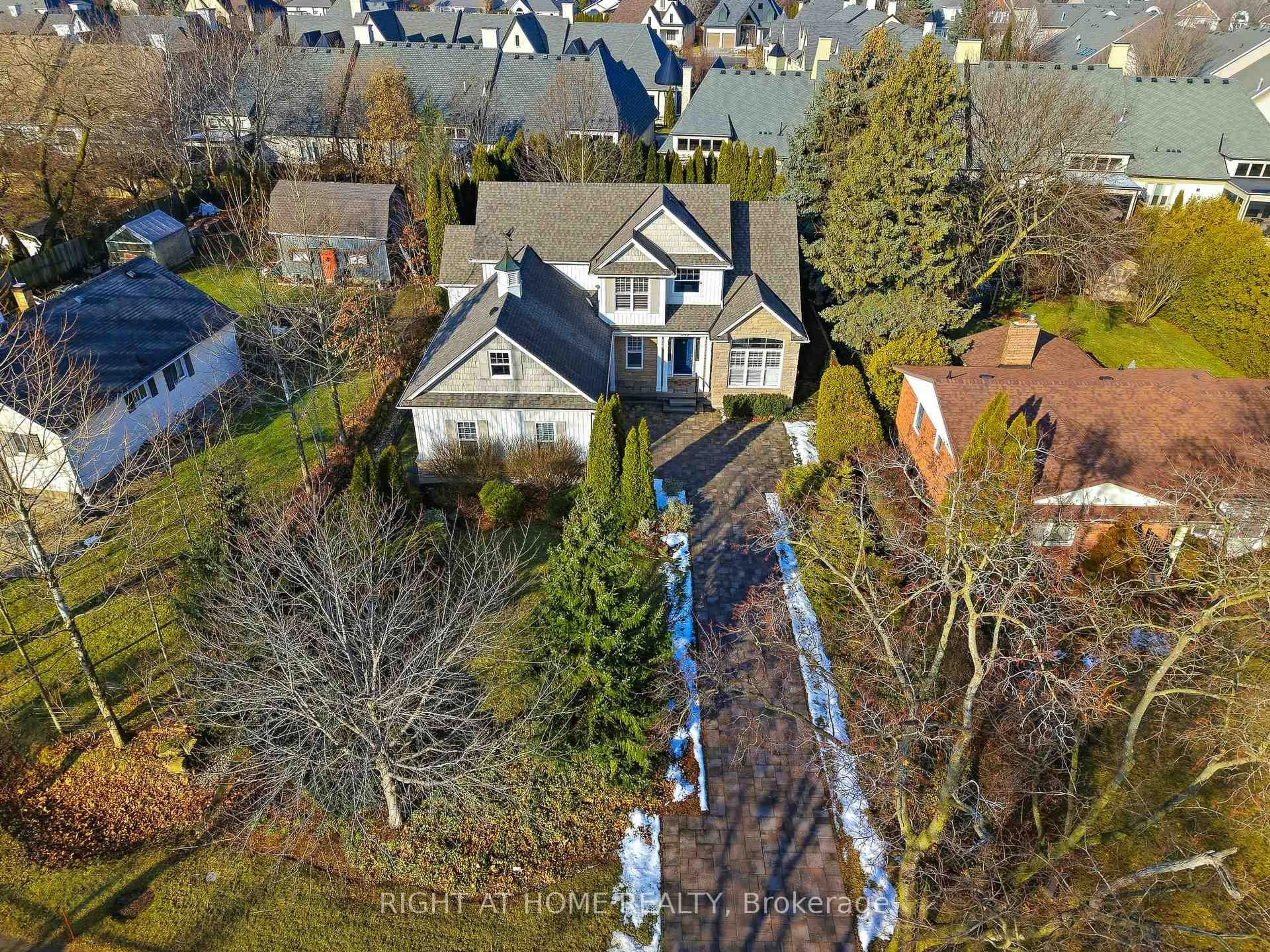 A pic from outside/outdoor area/front of a property/back of a property/a pic from drone, street for 643 King St, Niagara-on-the-Lake Ontario L0S 1J0