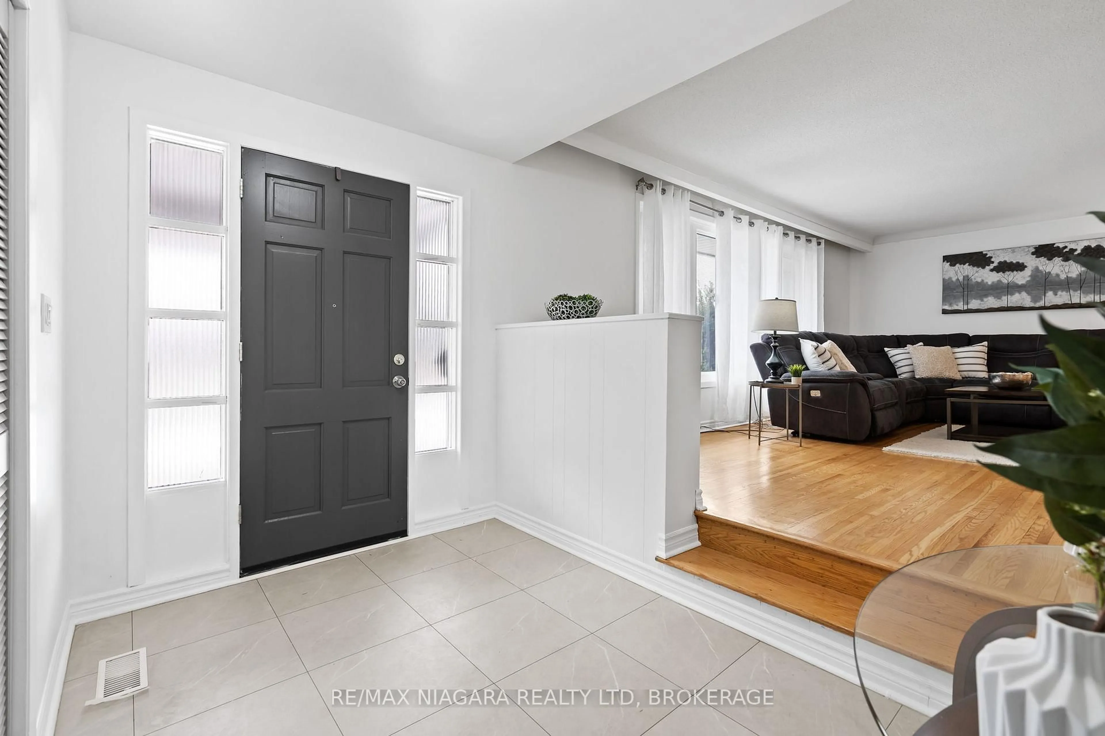 Indoor entryway for 4 Tanner Circ, St. Catharines Ontario L2N 3M9