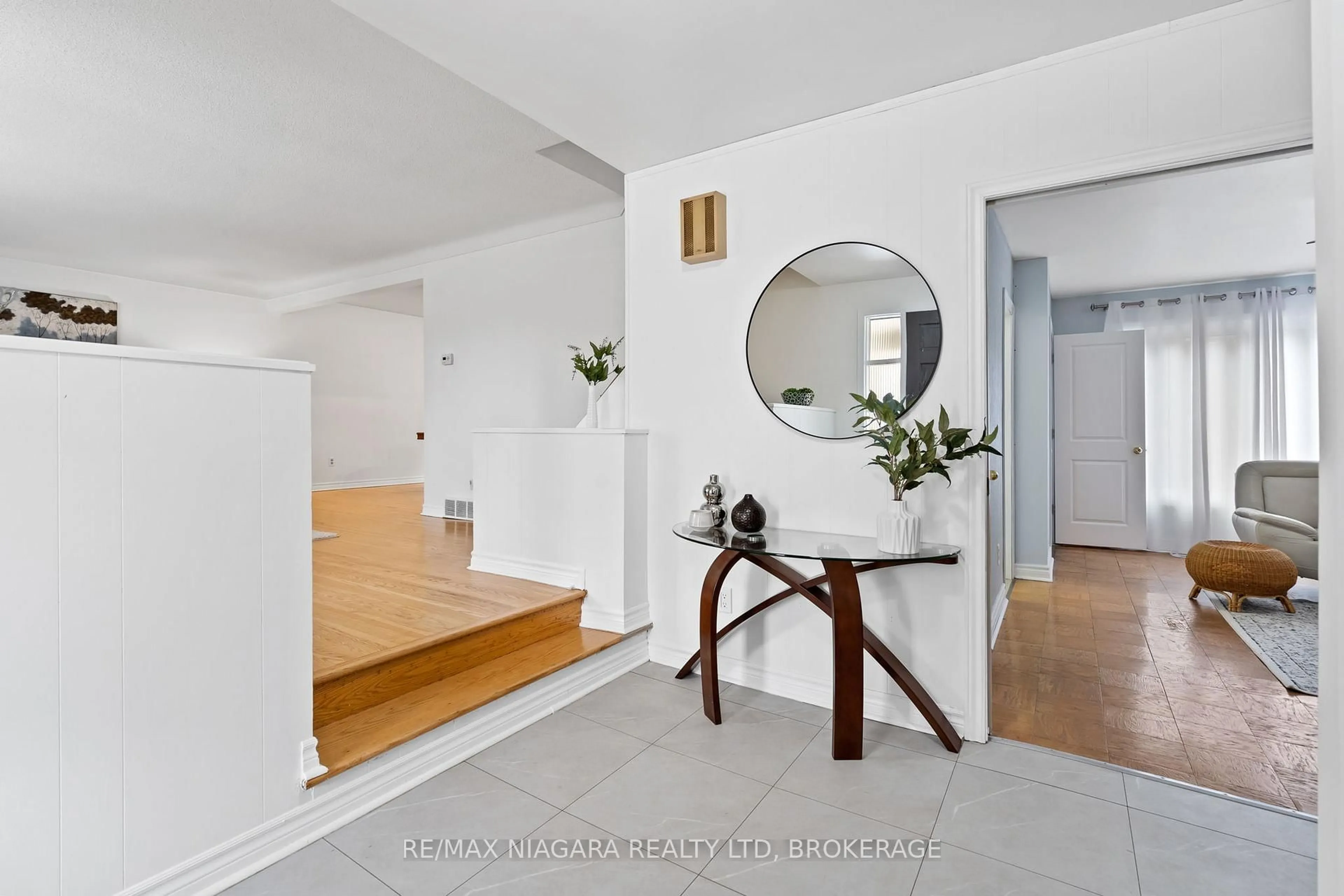 Indoor entryway for 4 Tanner Circ, St. Catharines Ontario L2N 3M9