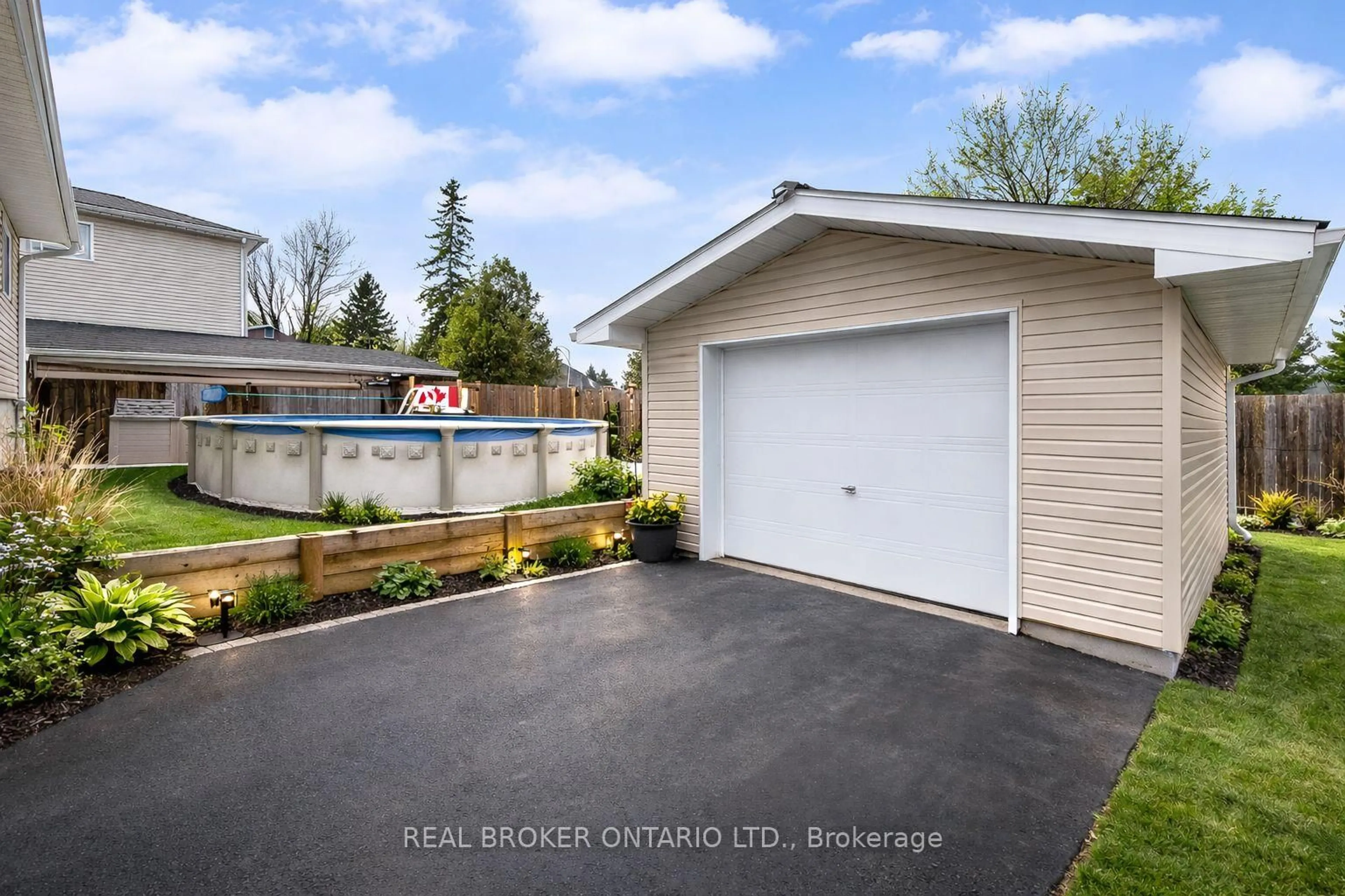 Indoor garage for 179 Wellington St, Carleton Place Ontario K7C 1B4