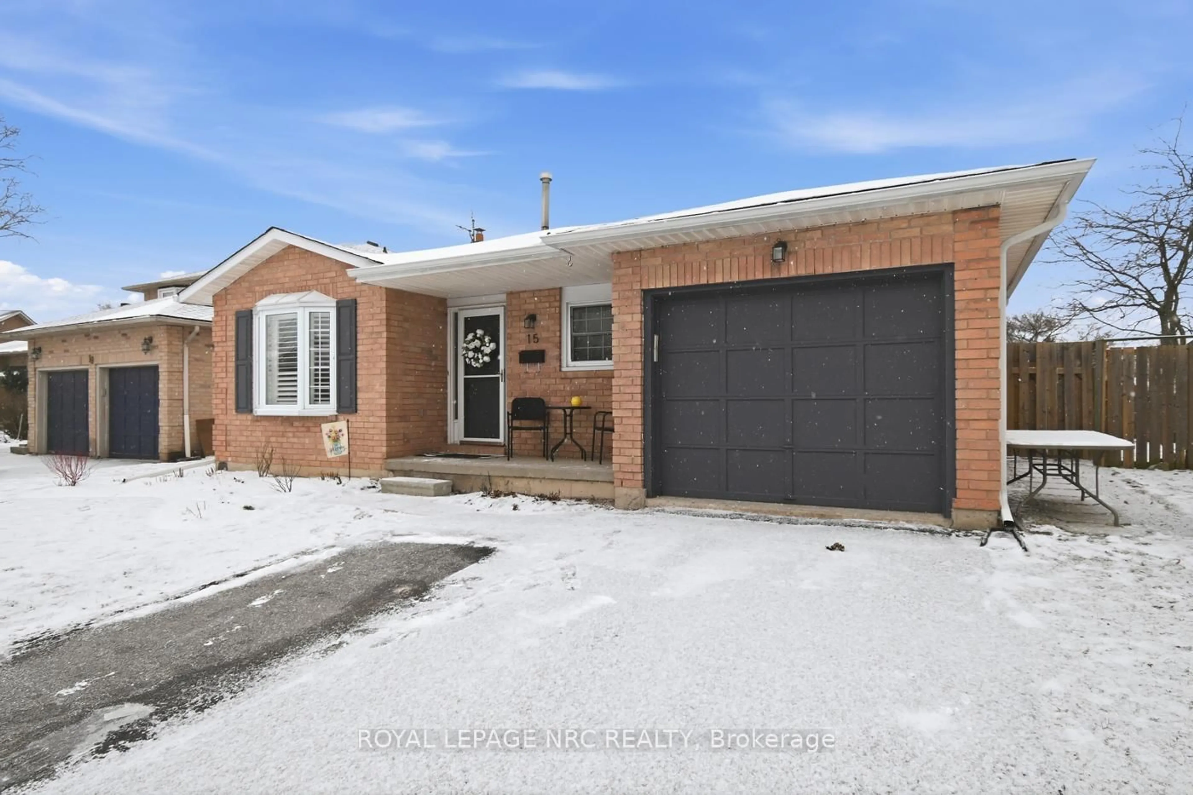 Home with brick exterior material, street for 15 Hickory Crt, Welland Ontario L3C 6S9