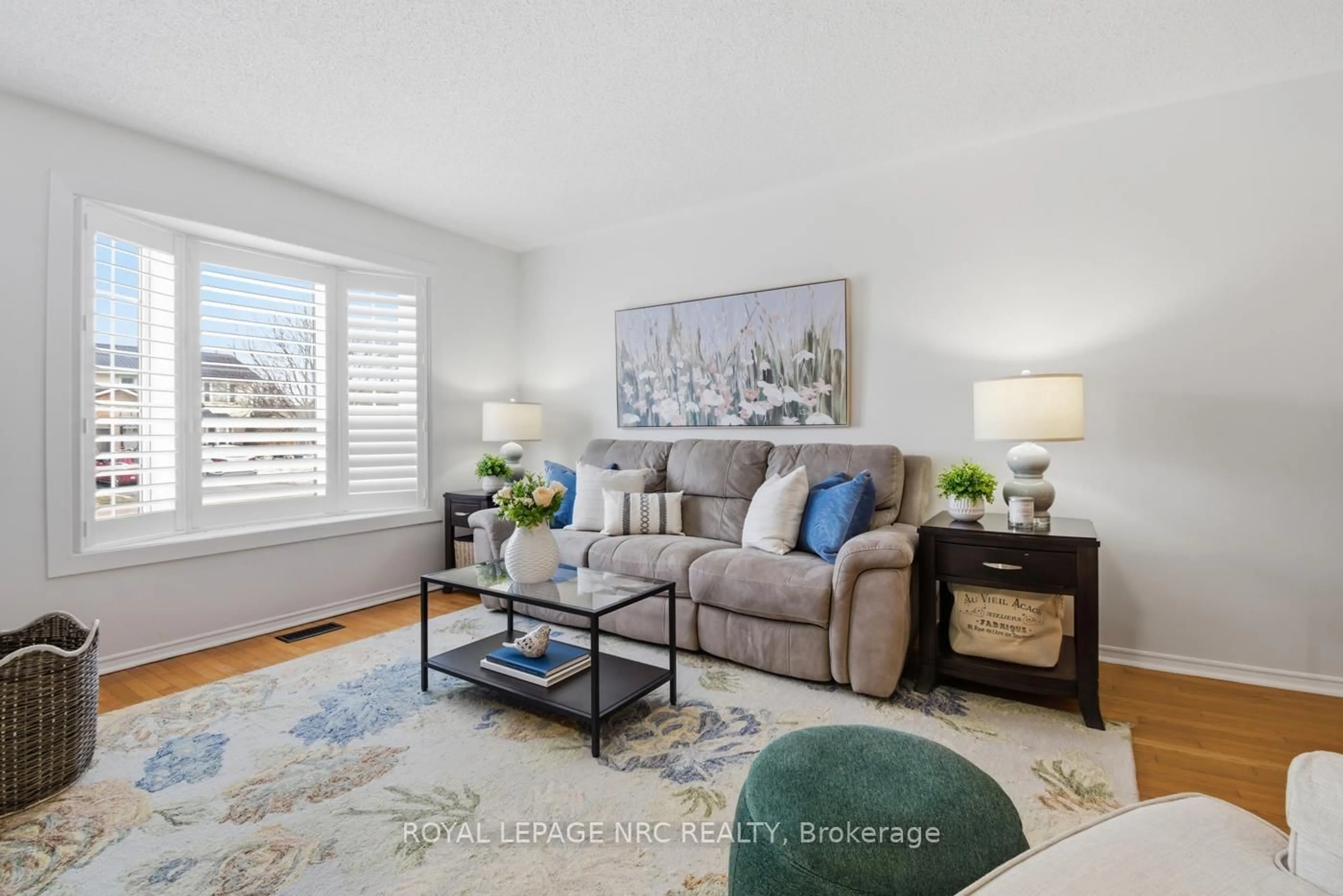 Living room with furniture, unknown for 15 Hickory Crt, Welland Ontario L3C 6S9