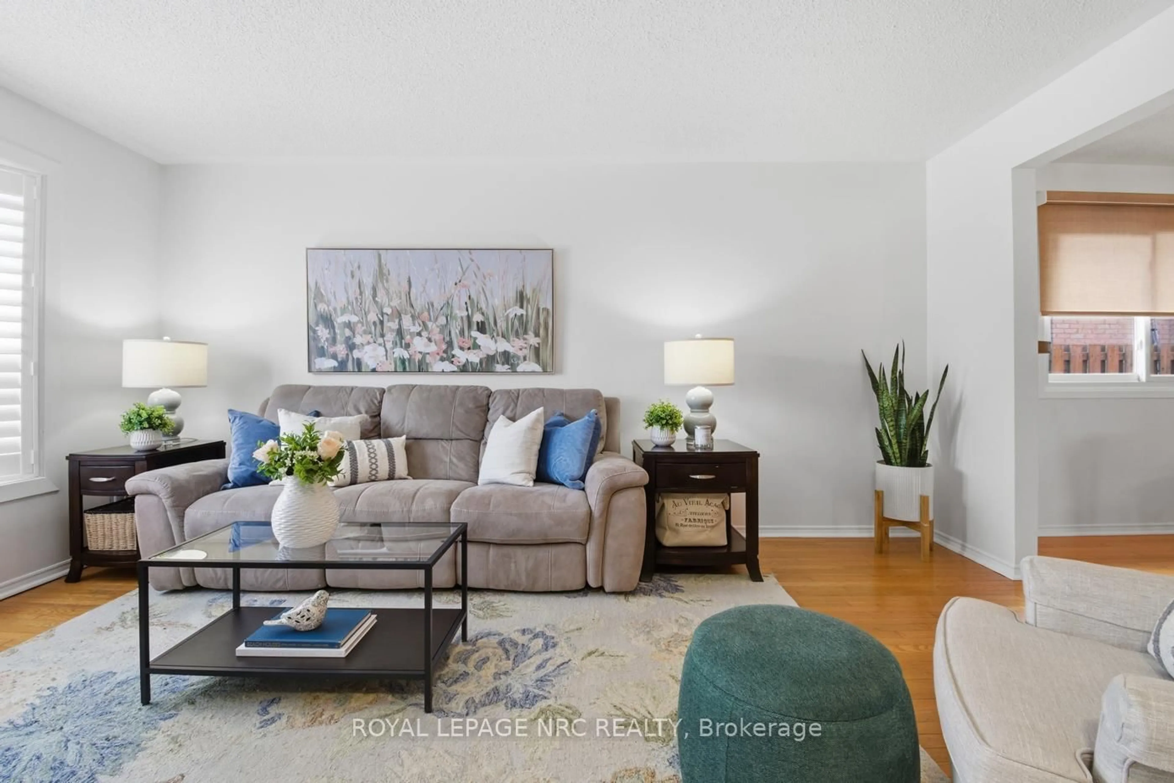 Living room with furniture, unknown for 15 Hickory Crt, Welland Ontario L3C 6S9