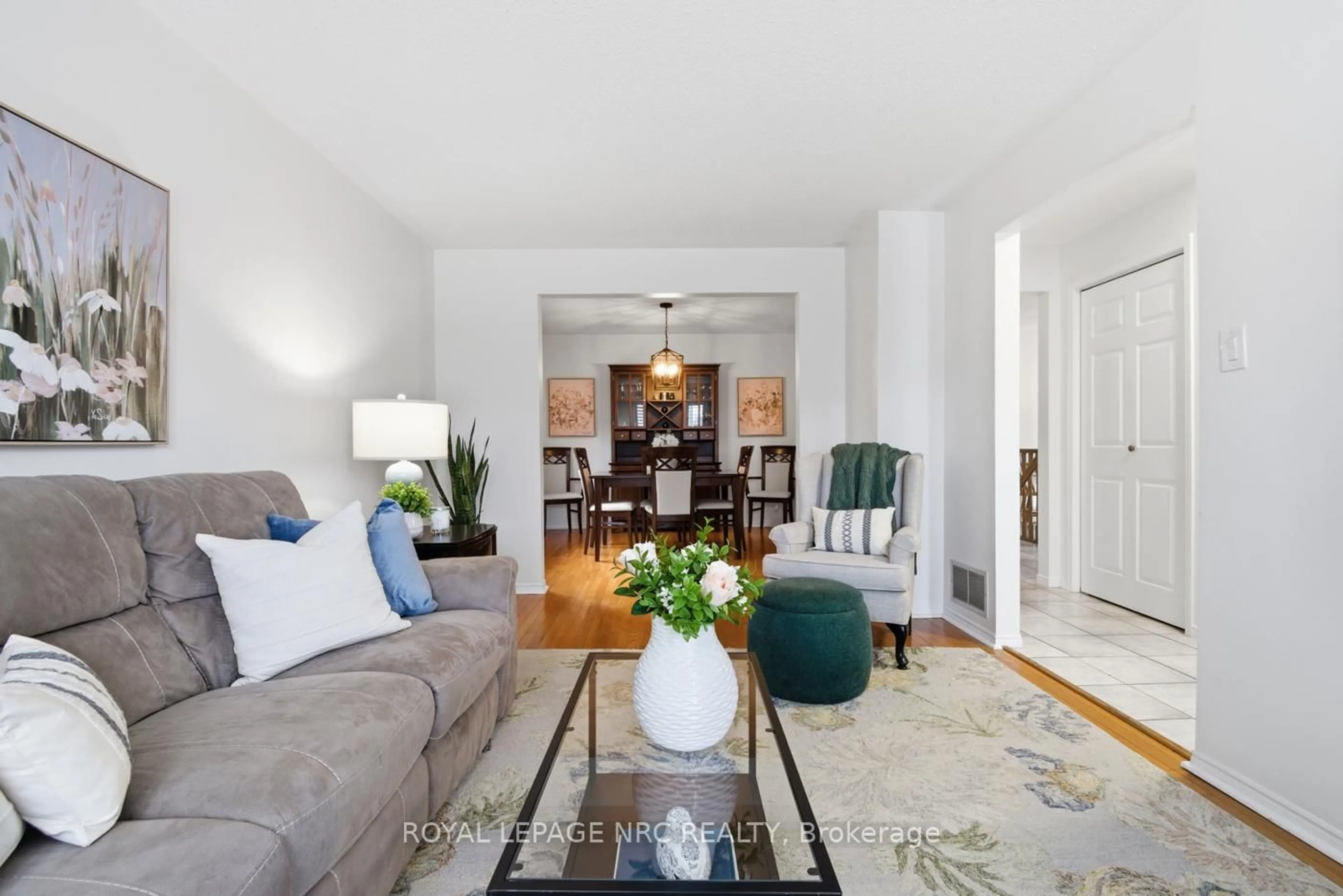 Living room with furniture, unknown for 15 Hickory Crt, Welland Ontario L3C 6S9