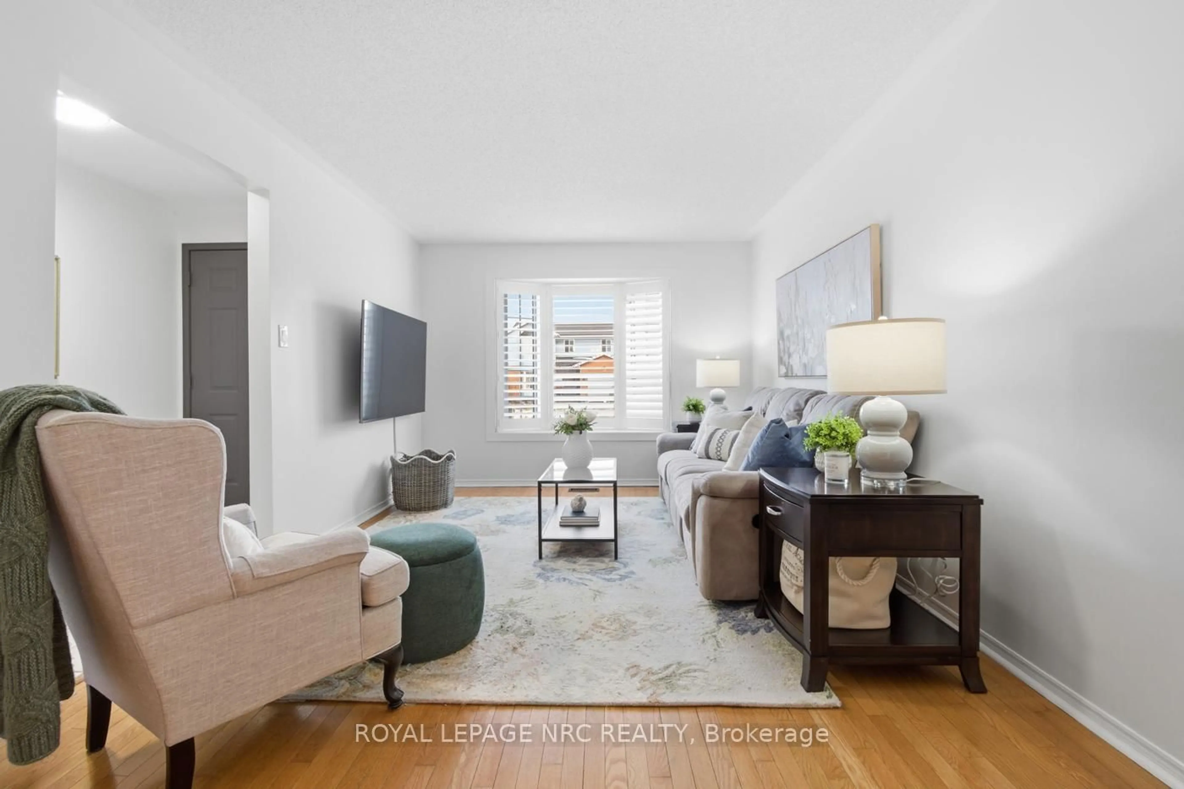 Living room with furniture, unknown for 15 Hickory Crt, Welland Ontario L3C 6S9