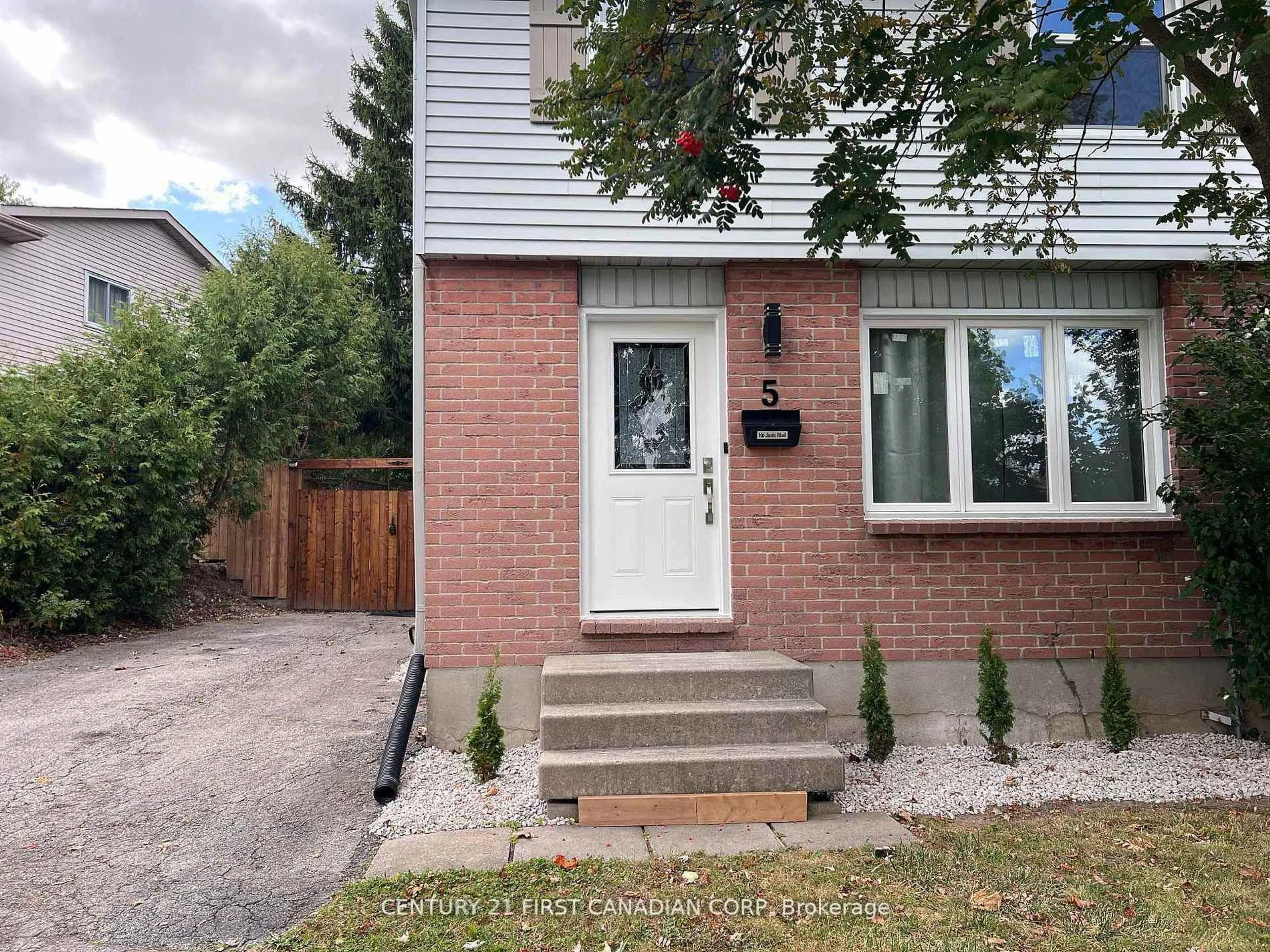 Home with brick exterior material, street for 5 CHIDDINGTON Gate, London South Ontario N6C 5K9
