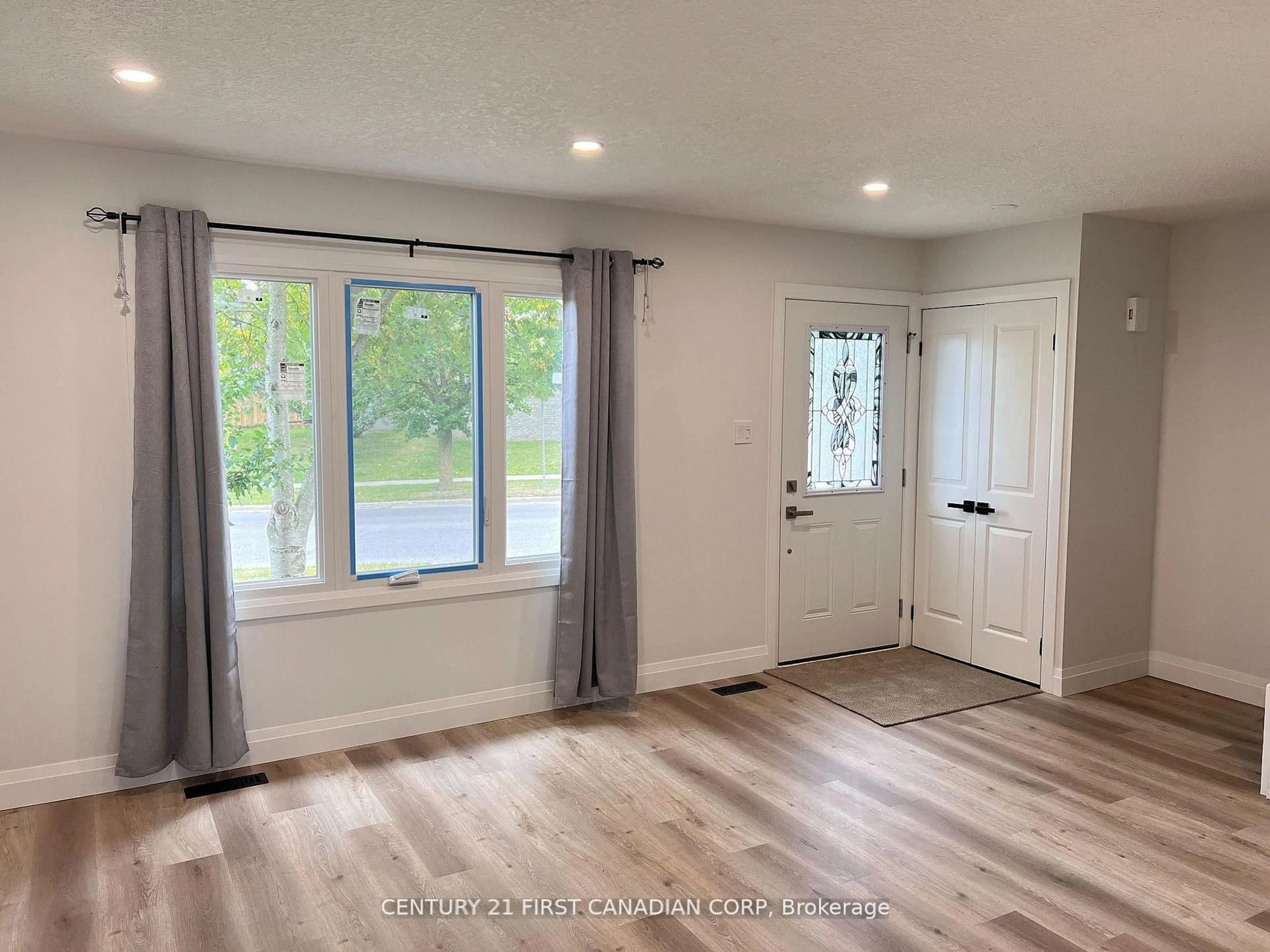 Indoor entryway for 5 CHIDDINGTON Gate, London South Ontario N6C 5K9