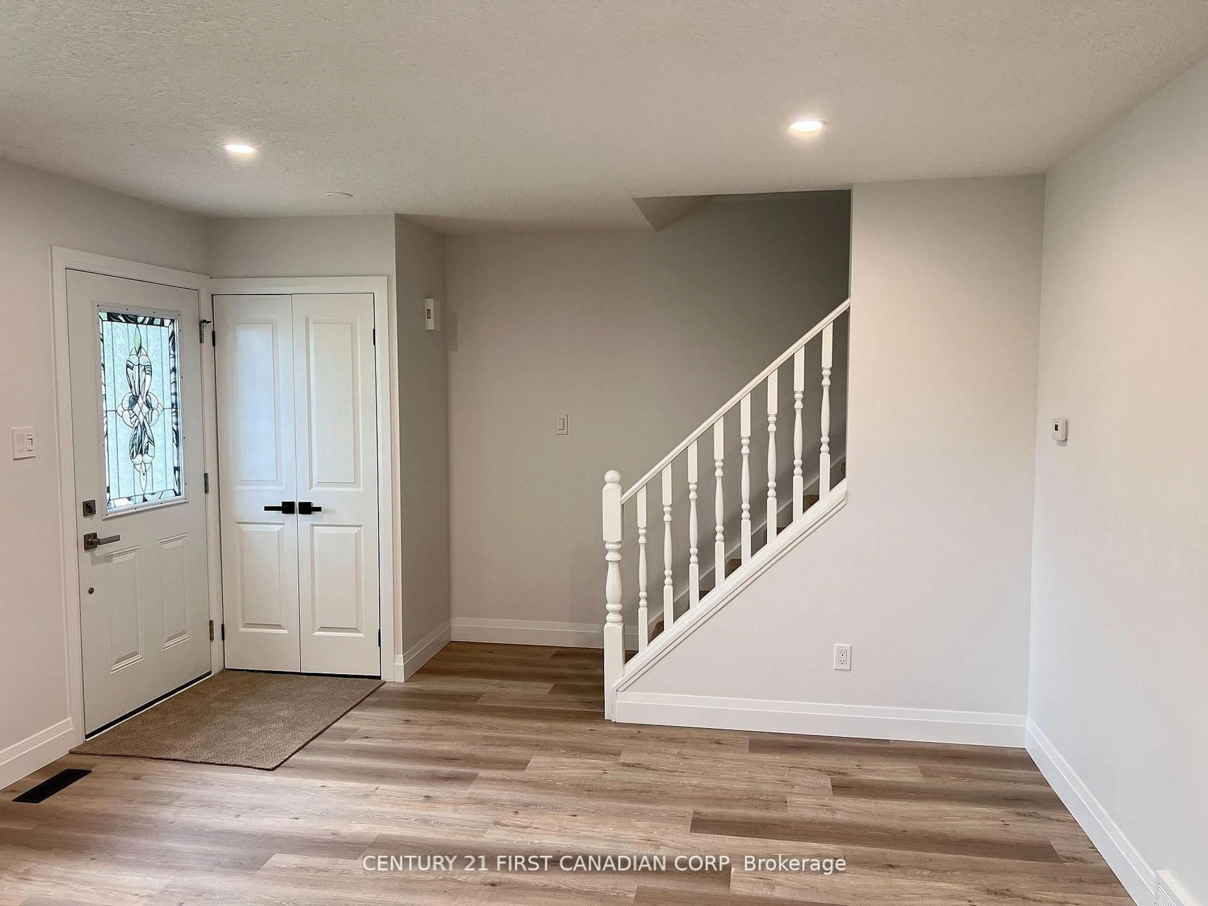 Indoor entryway for 5 CHIDDINGTON Gate, London South Ontario N6C 5K9