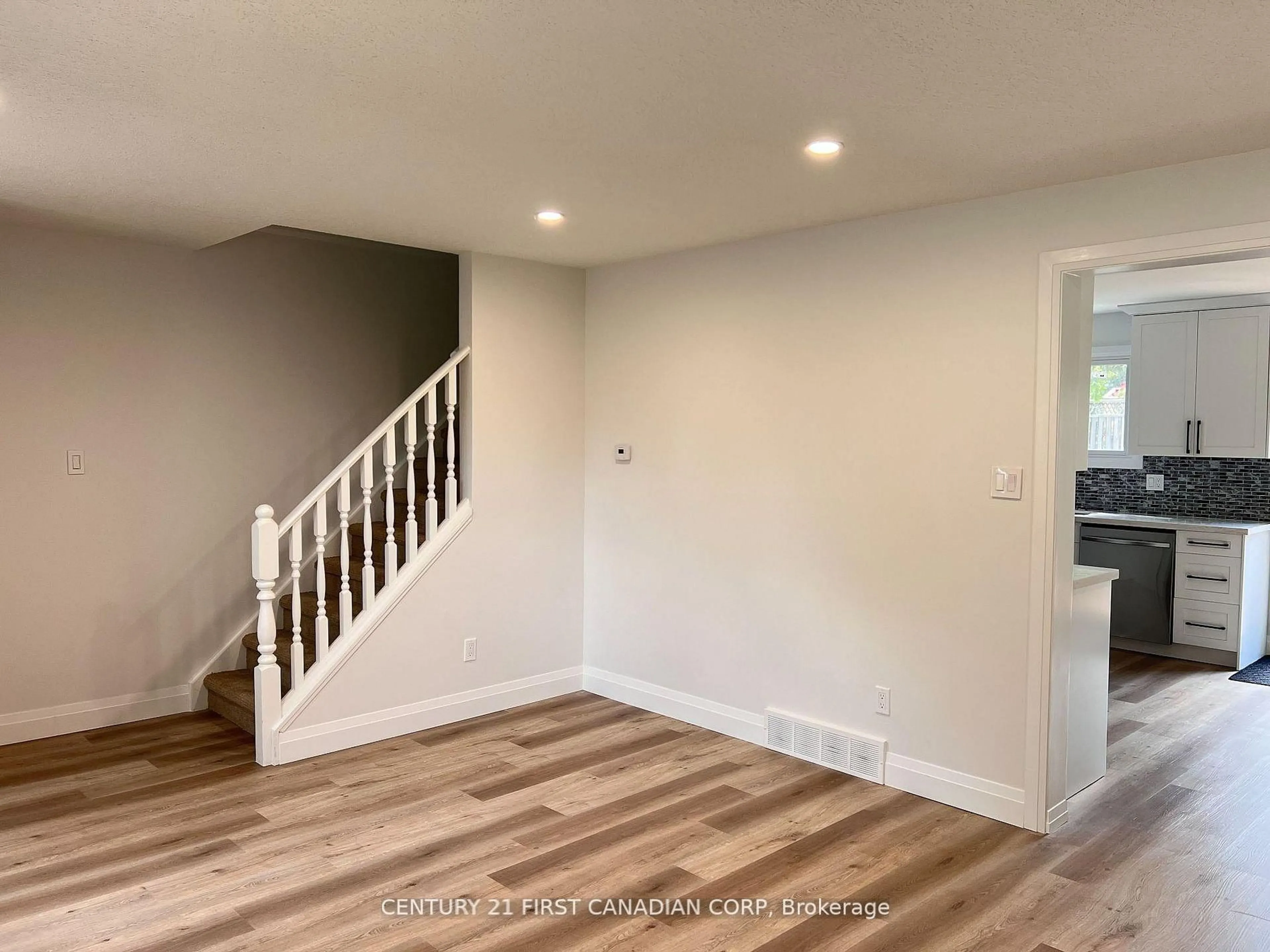 Unknown for 5 CHIDDINGTON Gate, London South Ontario N6C 5K9