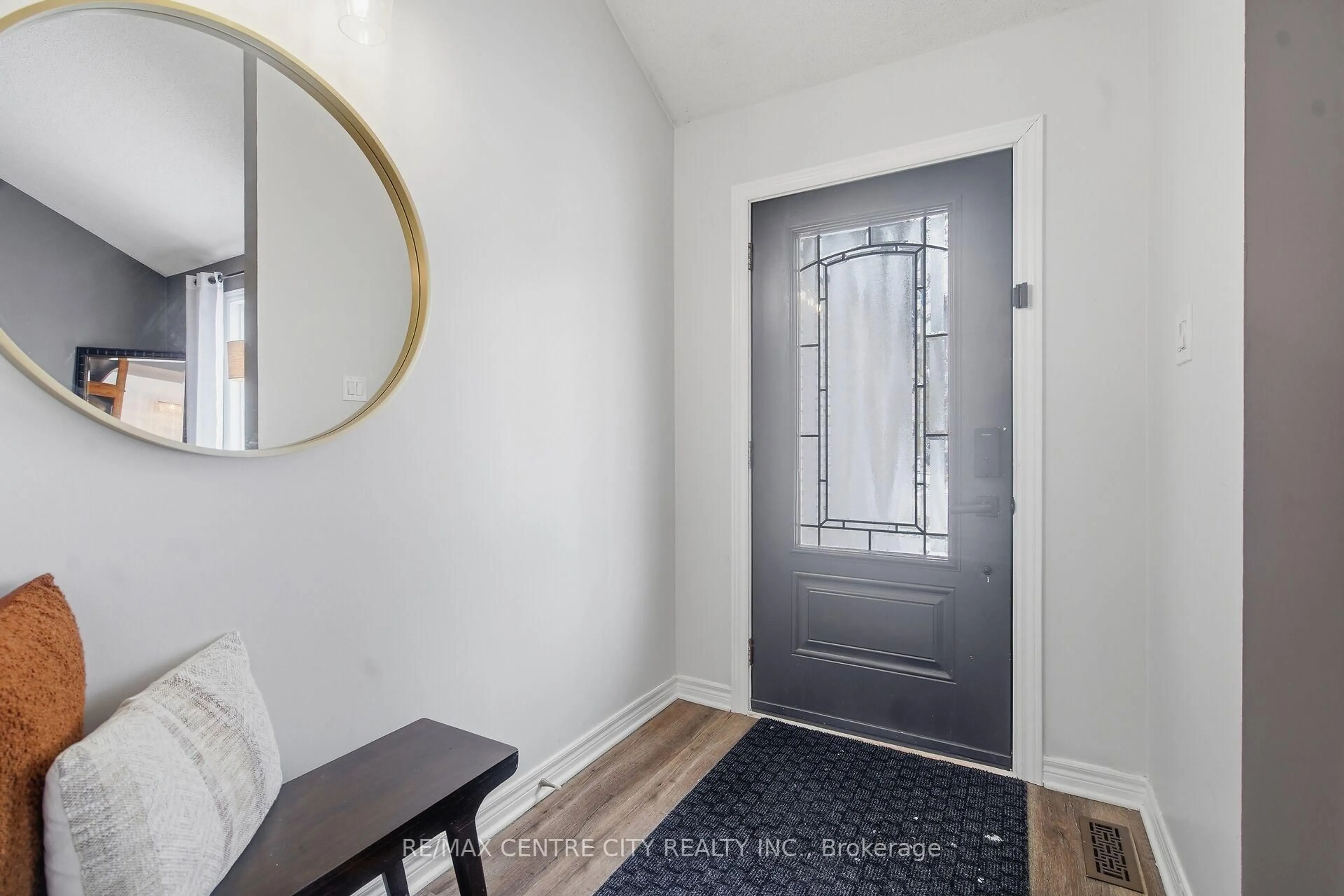 Indoor entryway for 2 Stoneycreek Cres, London North Ontario N5X 3X4