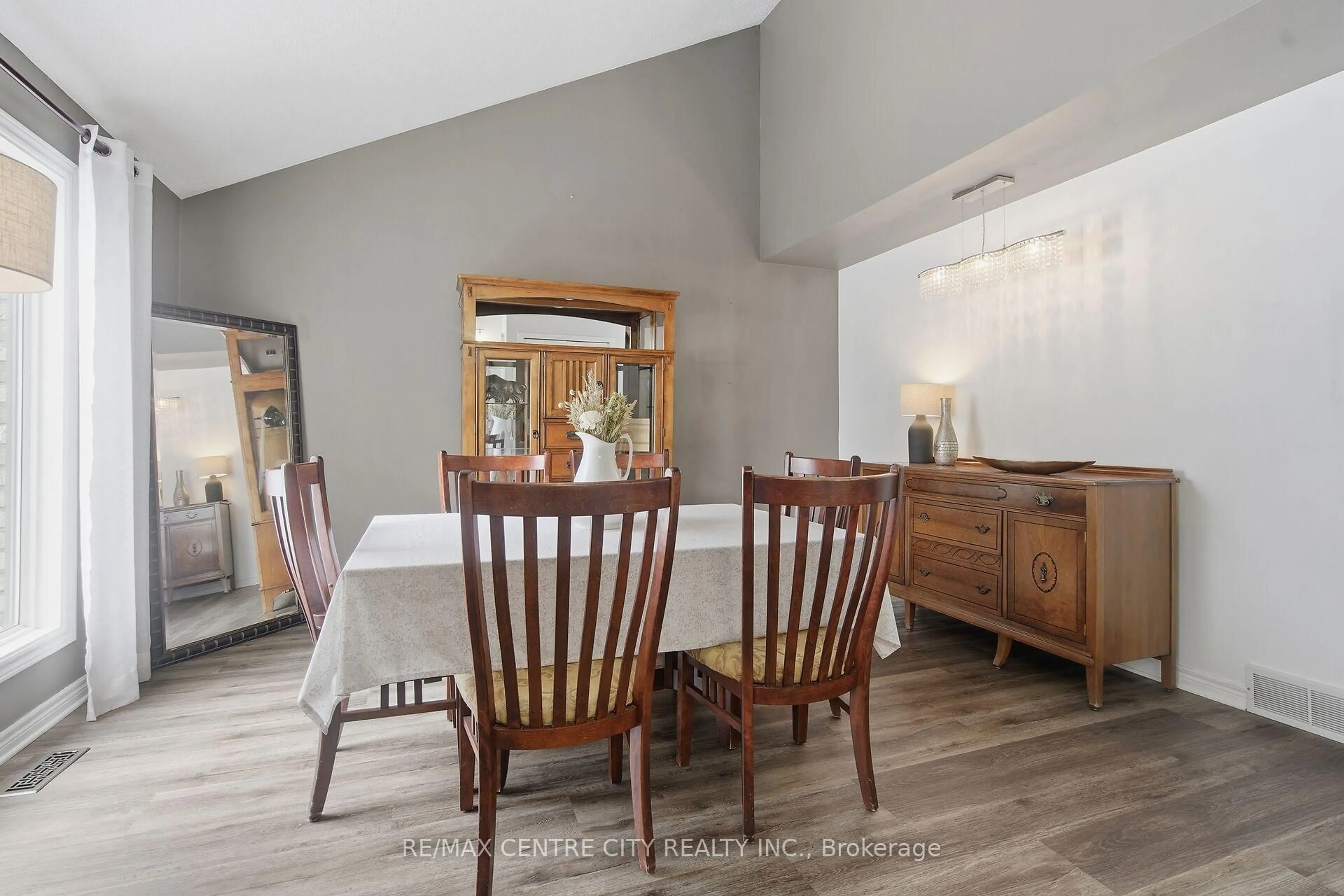 Dining room, wood/laminate floor for 2 Stoneycreek Cres, London North Ontario N5X 3X4