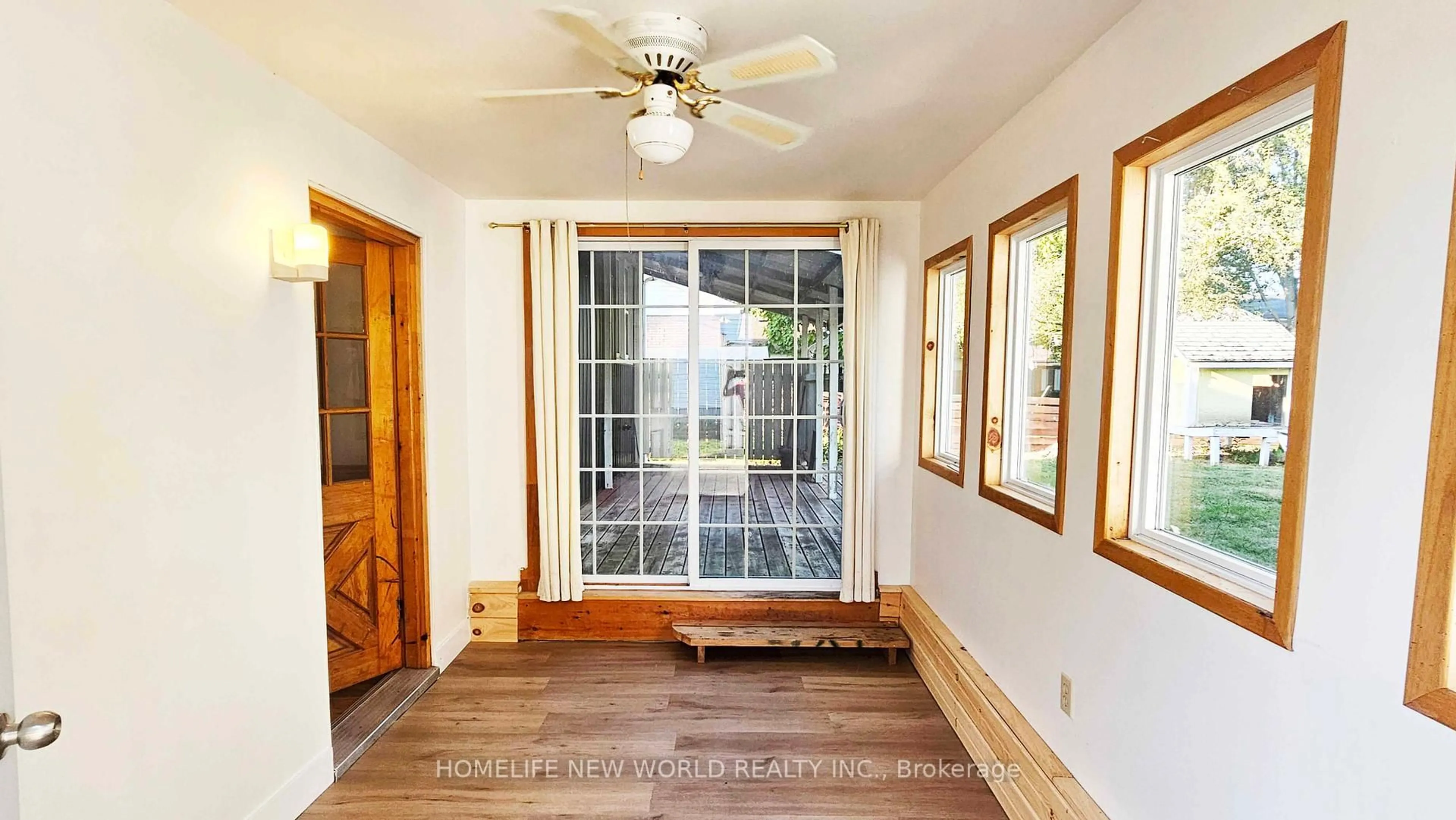 Indoor entryway for 123 LEMOINE St, Belleville Ontario K8P 4G8