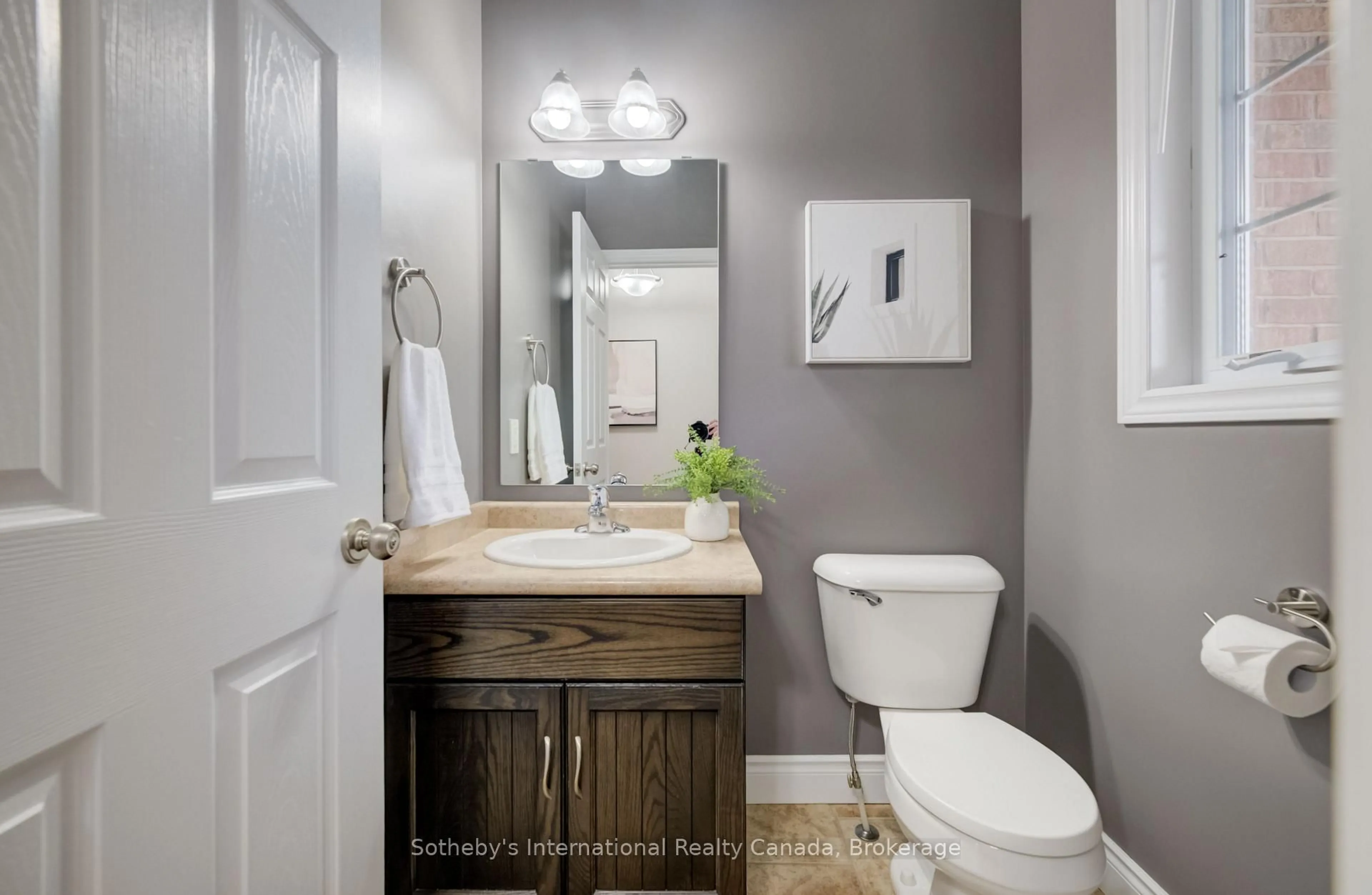Standard bathroom, ceramic/tile floor for 415 Westcroft Dr, Waterloo Ontario N2T 2Z9