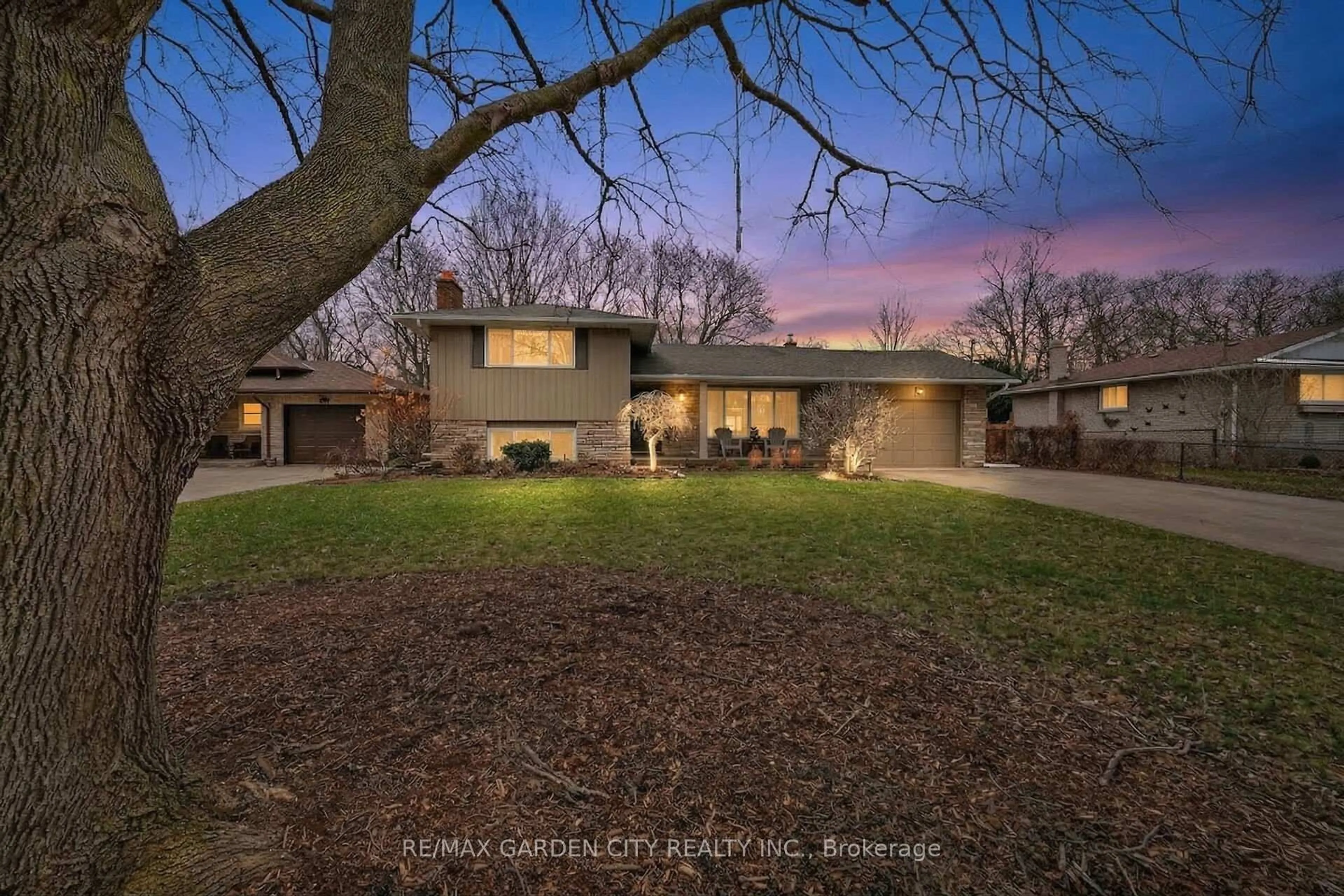 A pic from outside/outdoor area/front of a property/back of a property/a pic from drone, street for 77 Prince Charles Dr, St. Catharines Ontario L2N 3Y8