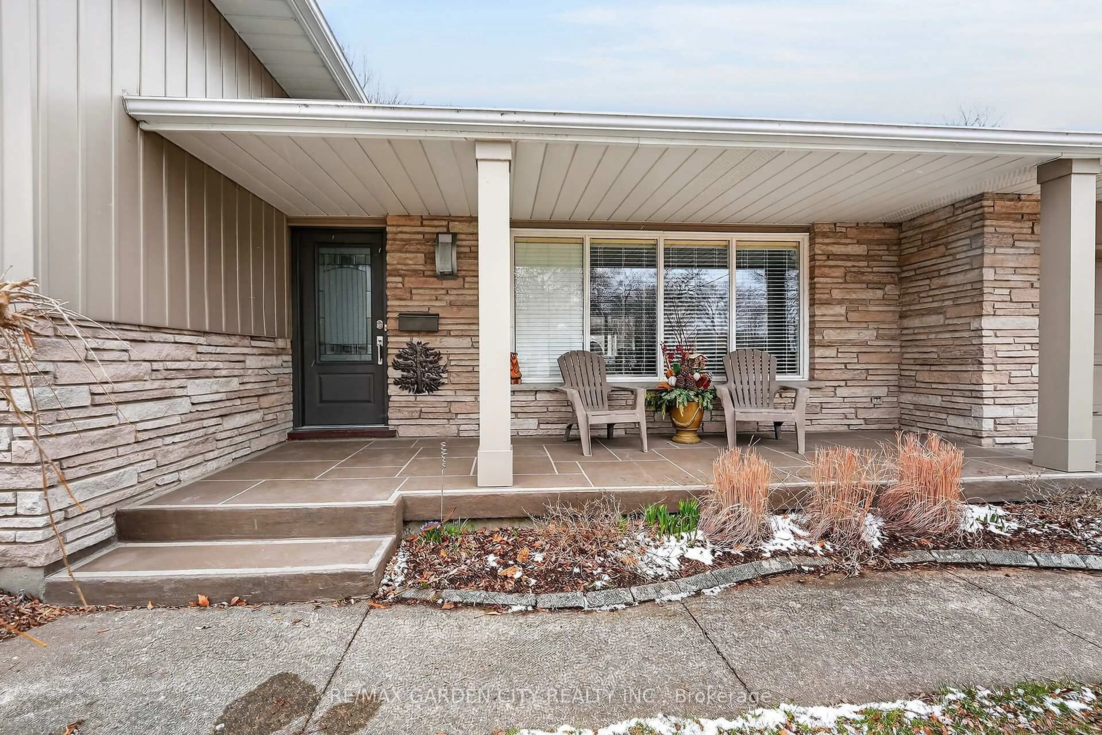 Unknown for 77 Prince Charles Dr, St. Catharines Ontario L2N 3Y8