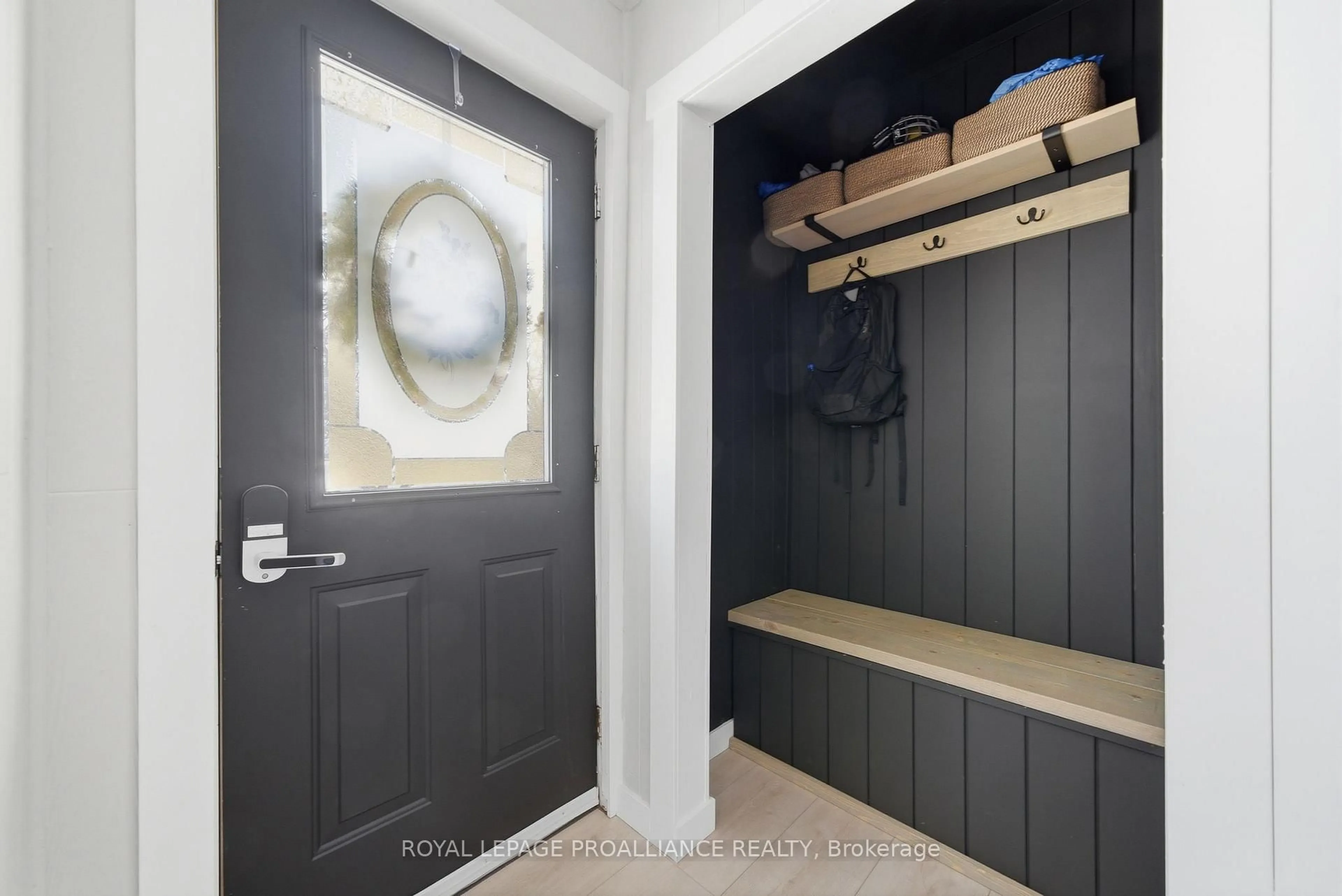 Indoor entryway for 2292 Hamilton Rd, Trenton Ontario K8V 5P8