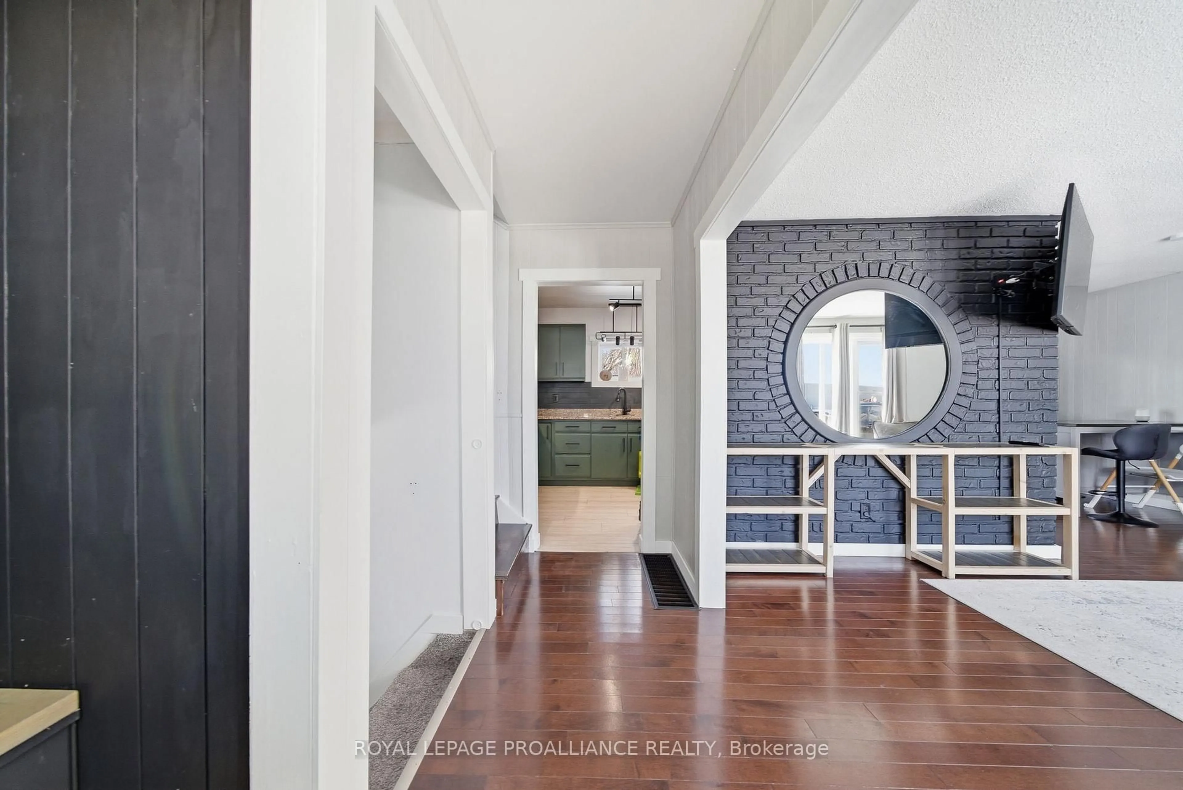 Indoor entryway for 2292 Hamilton Rd, Trenton Ontario K8V 5P8