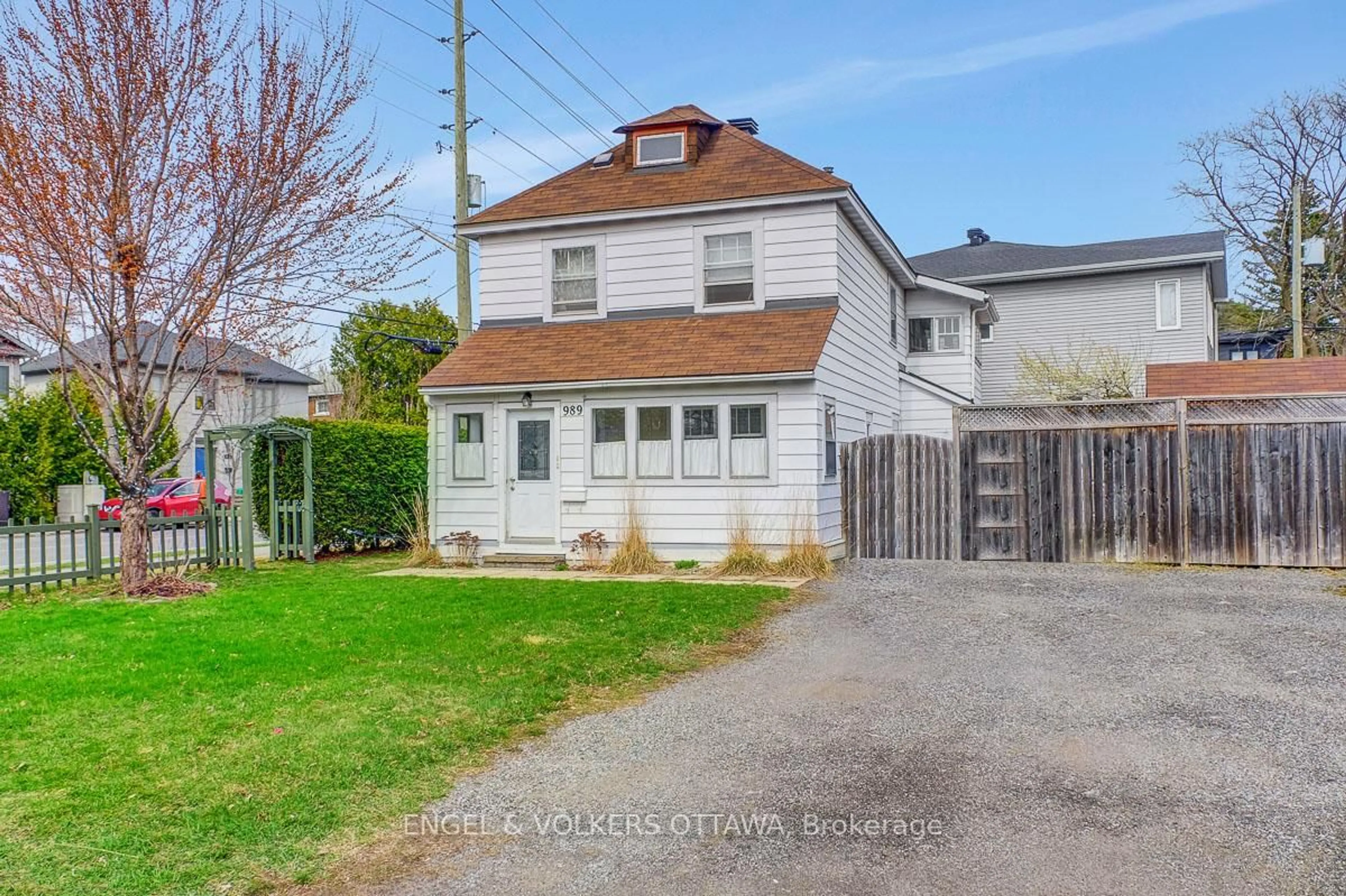A pic from outside/outdoor area/front of a property/back of a property/a pic from drone, street for 989 Bakervale Dr, Ottawa Ontario K1Z 6N7