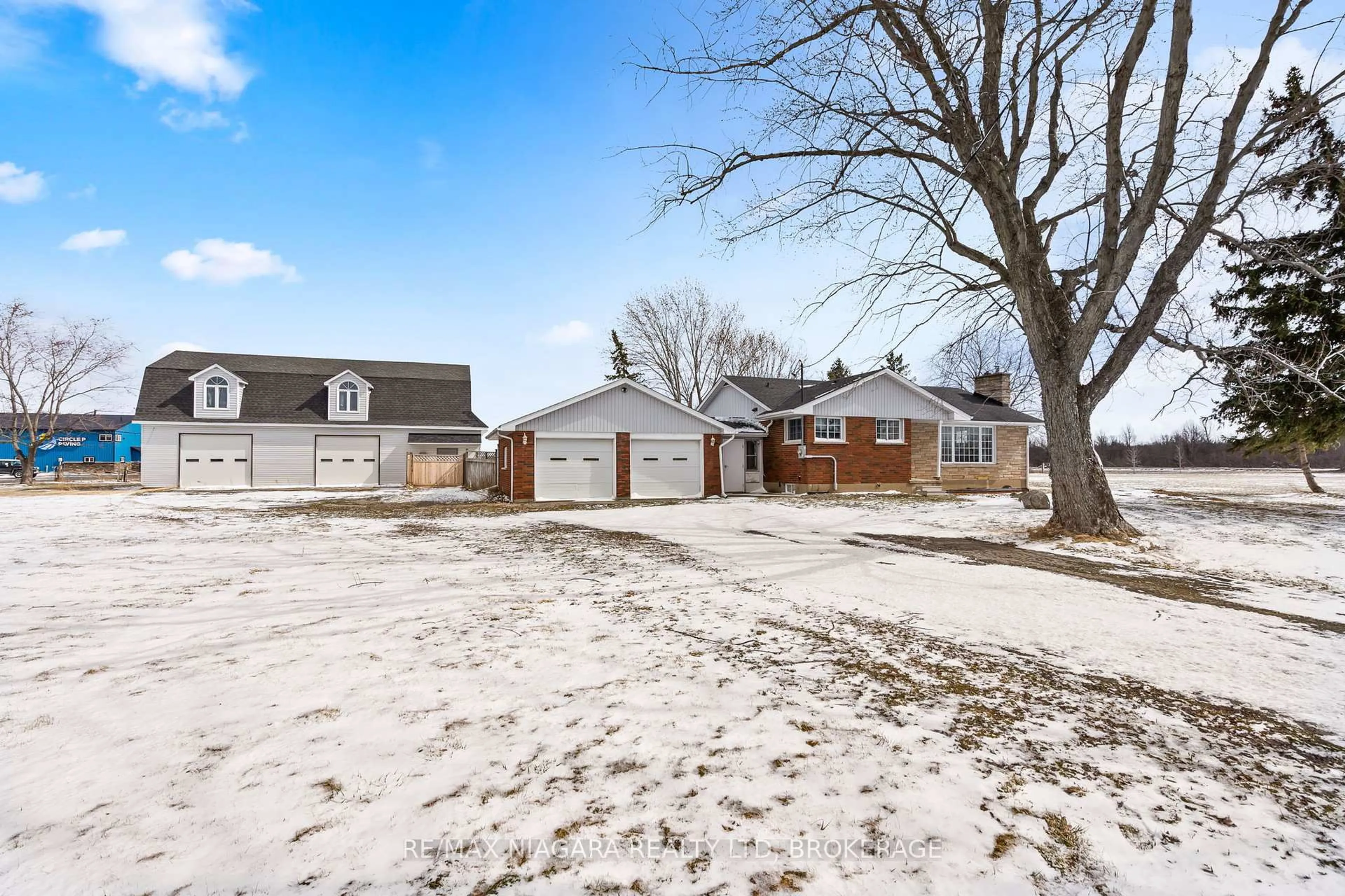 A pic from outside/outdoor area/front of a property/back of a property/a pic from drone, street for 1956 STEVENSVILLE Rd, Fort Erie Ontario L0S 1S0
