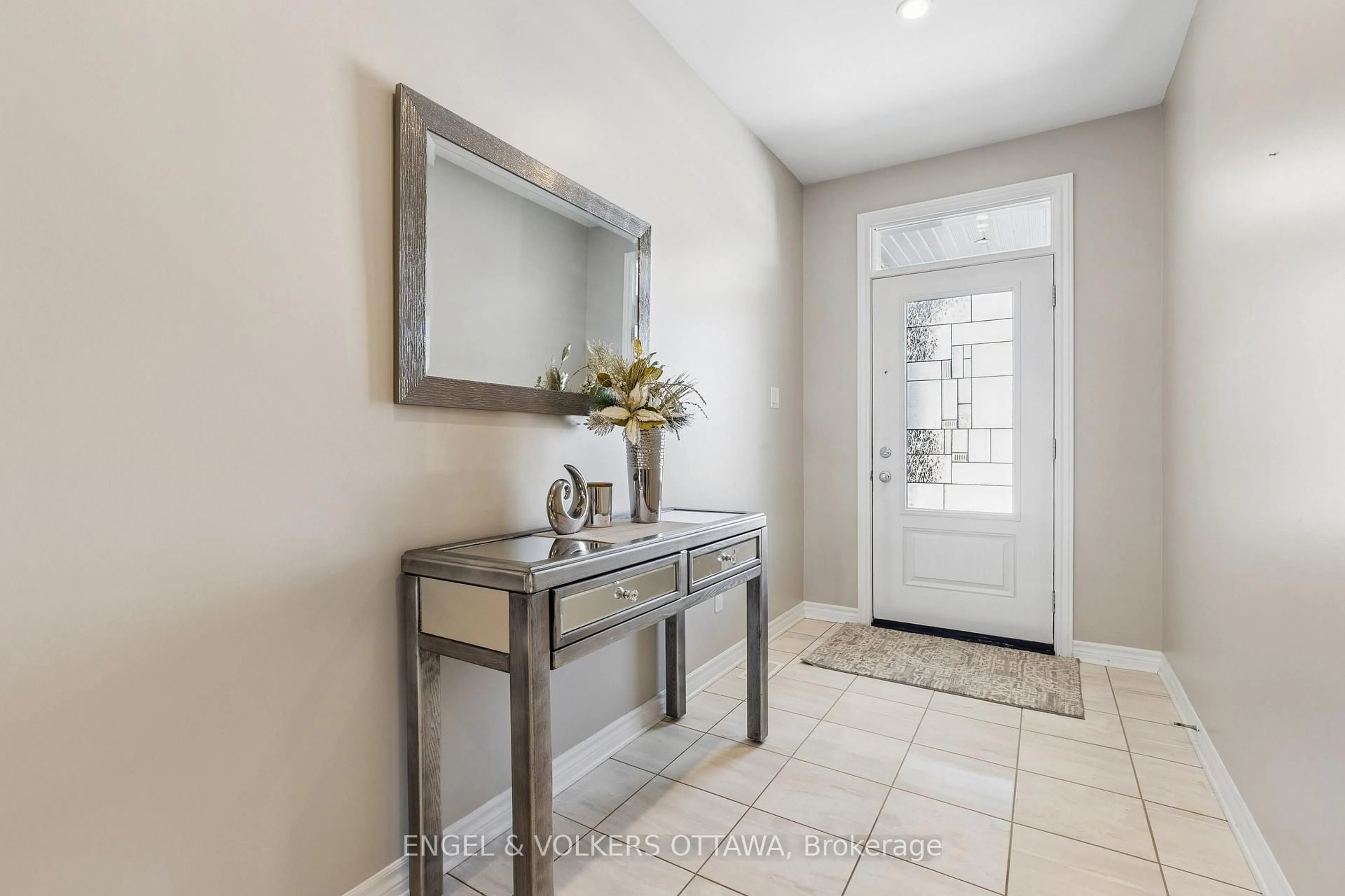 Indoor entryway for 865 Tewin Circ, Ottawa Ontario K4A 1K1