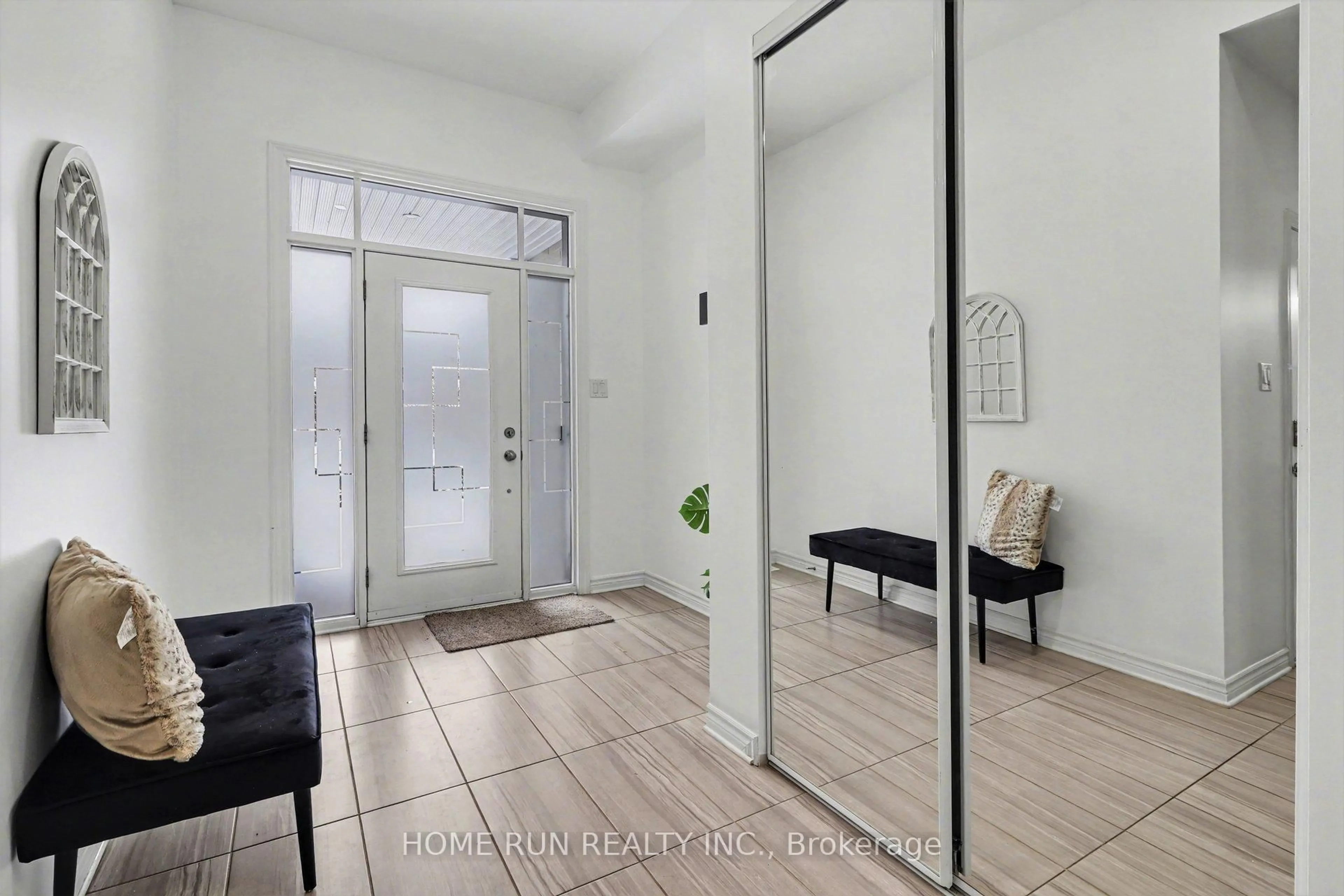 Indoor entryway for 229 Dolce Cres, Ottawa Ontario K1X 0B2