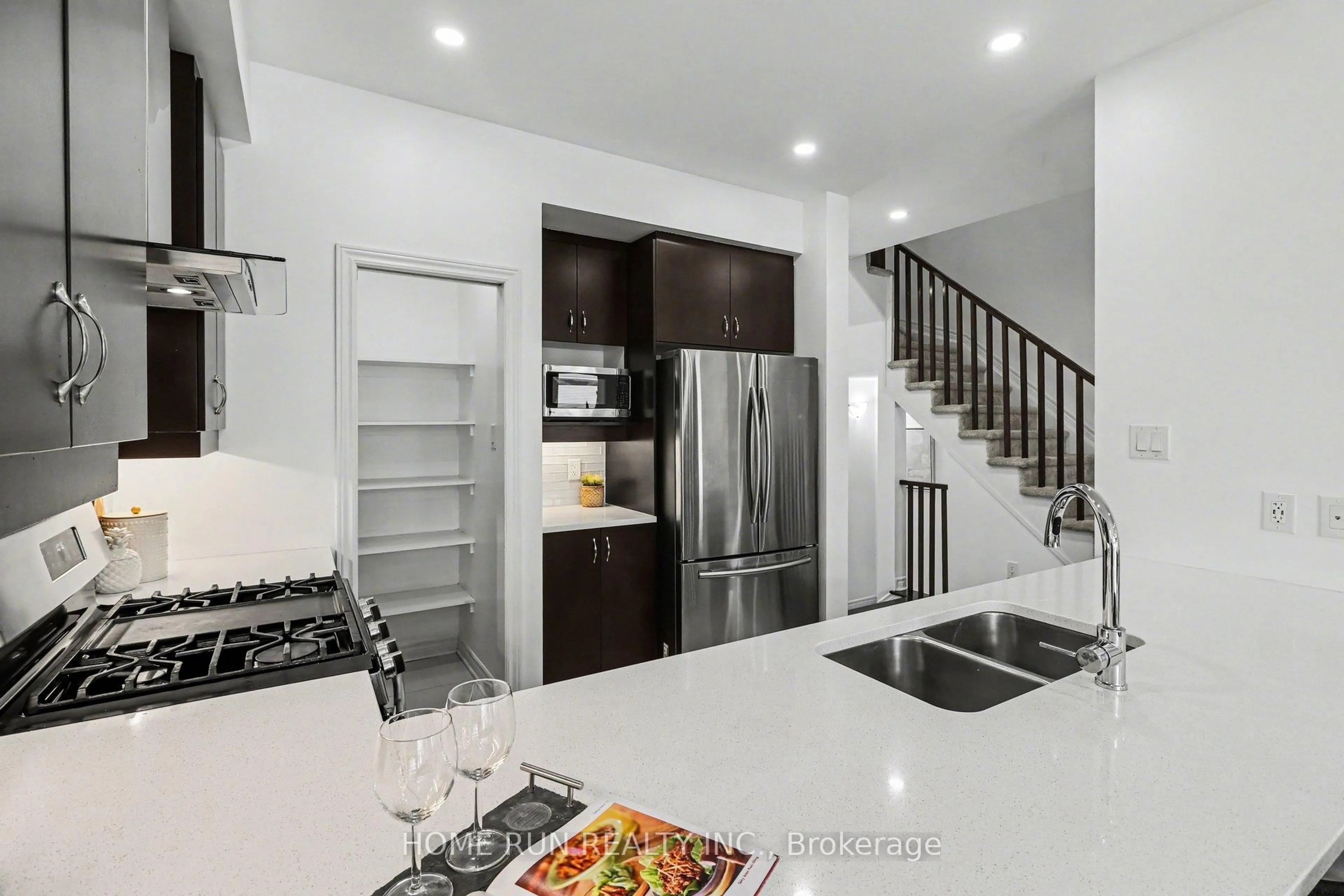 Contemporary kitchen, unknown for 229 Dolce Cres, Ottawa Ontario K1X 0B2