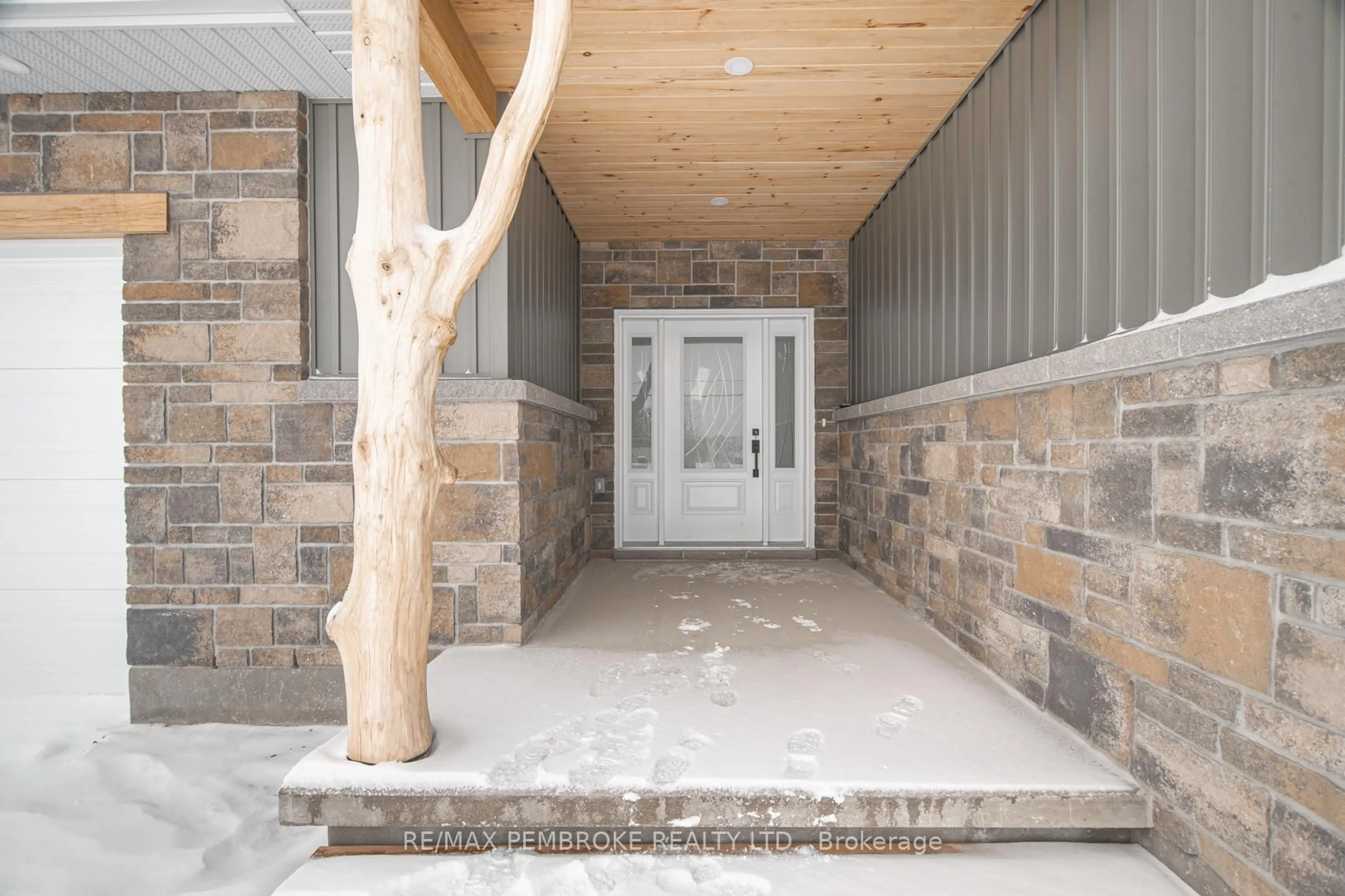 Indoor entryway for 95 Mud Lake Rd. Rd, Pembroke Ontario K8A 6W4