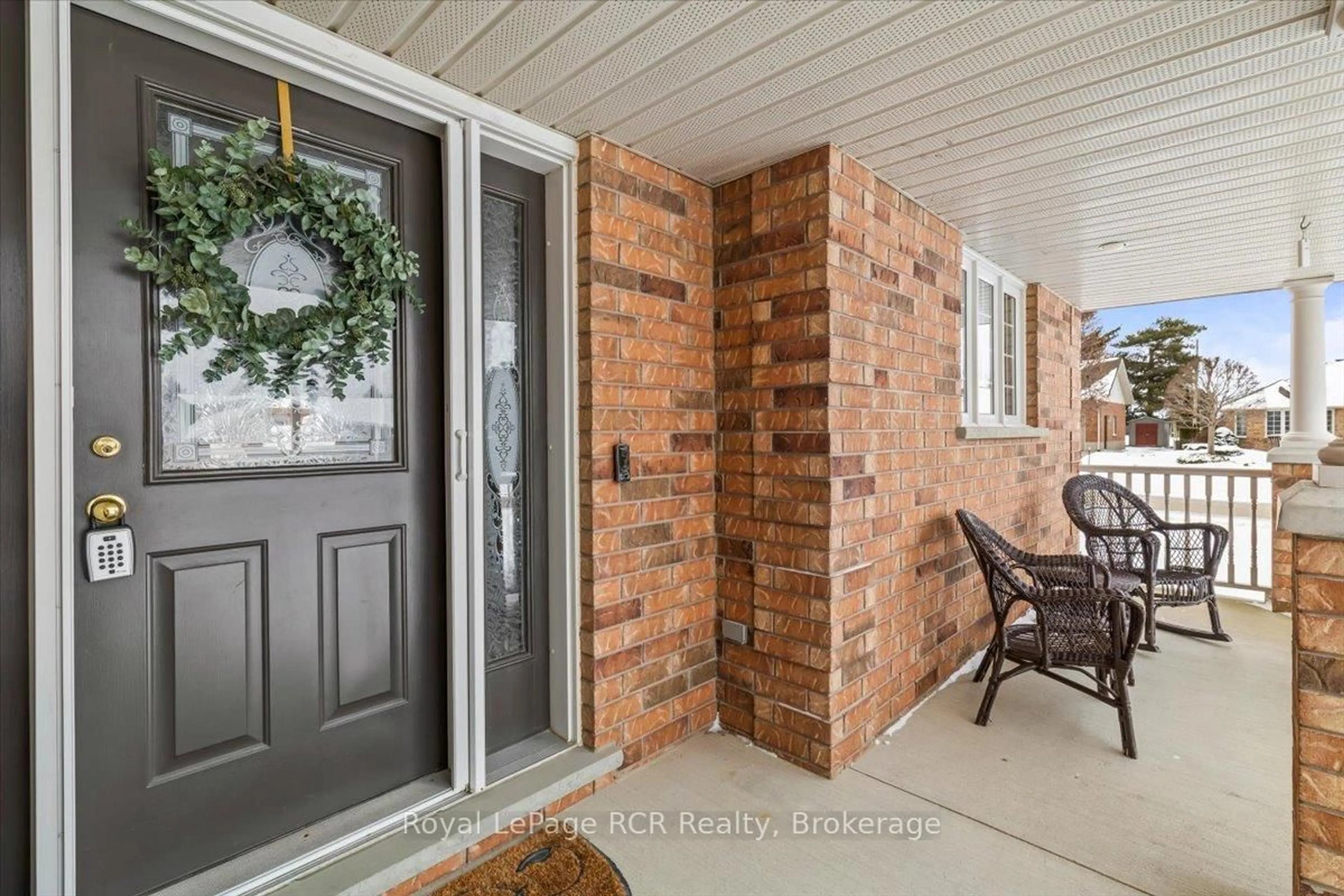Indoor entryway for 393 1st St, Hanover Ontario N4N 3T8