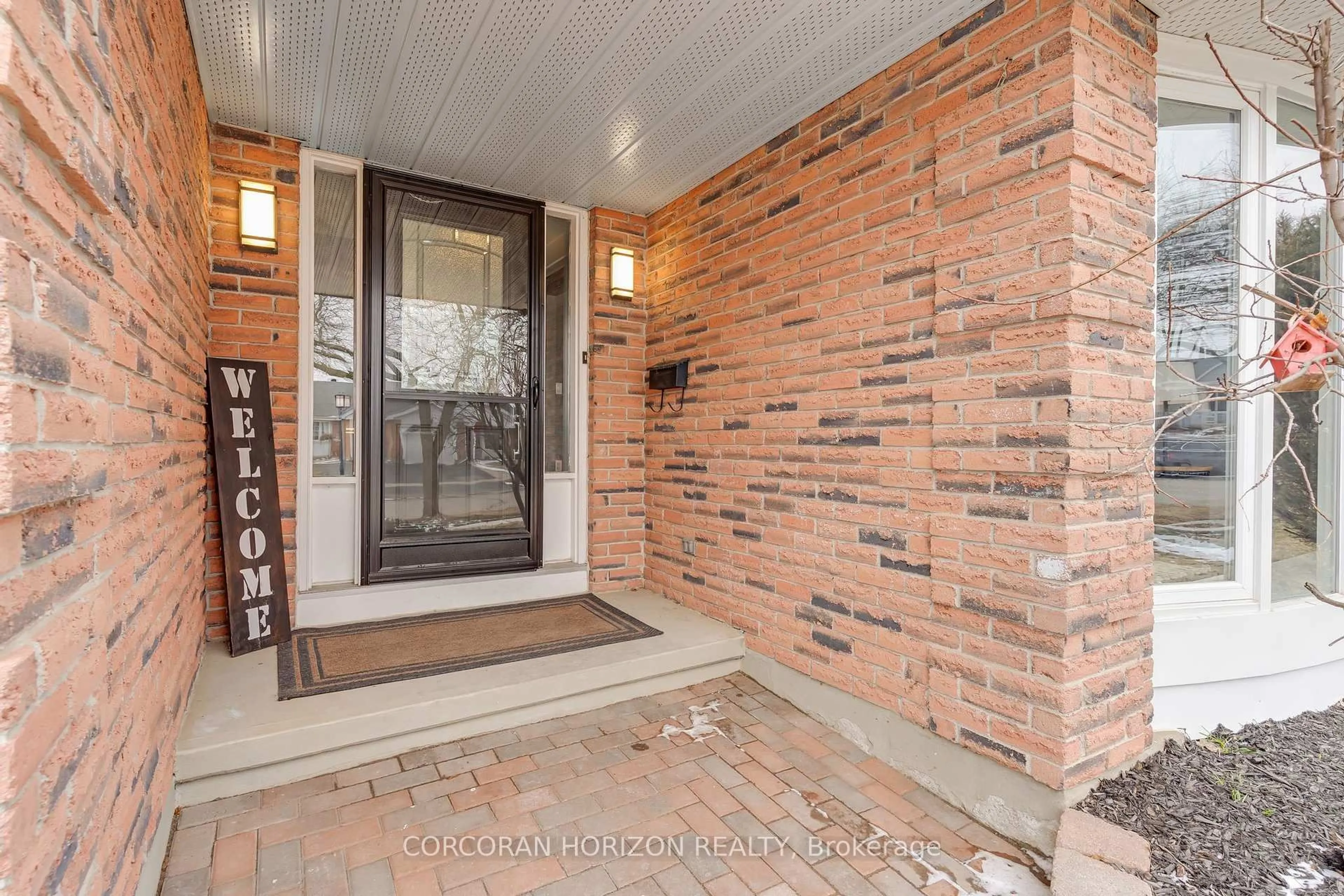 Indoor entryway for 160 Oneida Pl, Kitchener Ontario N2A 3G4