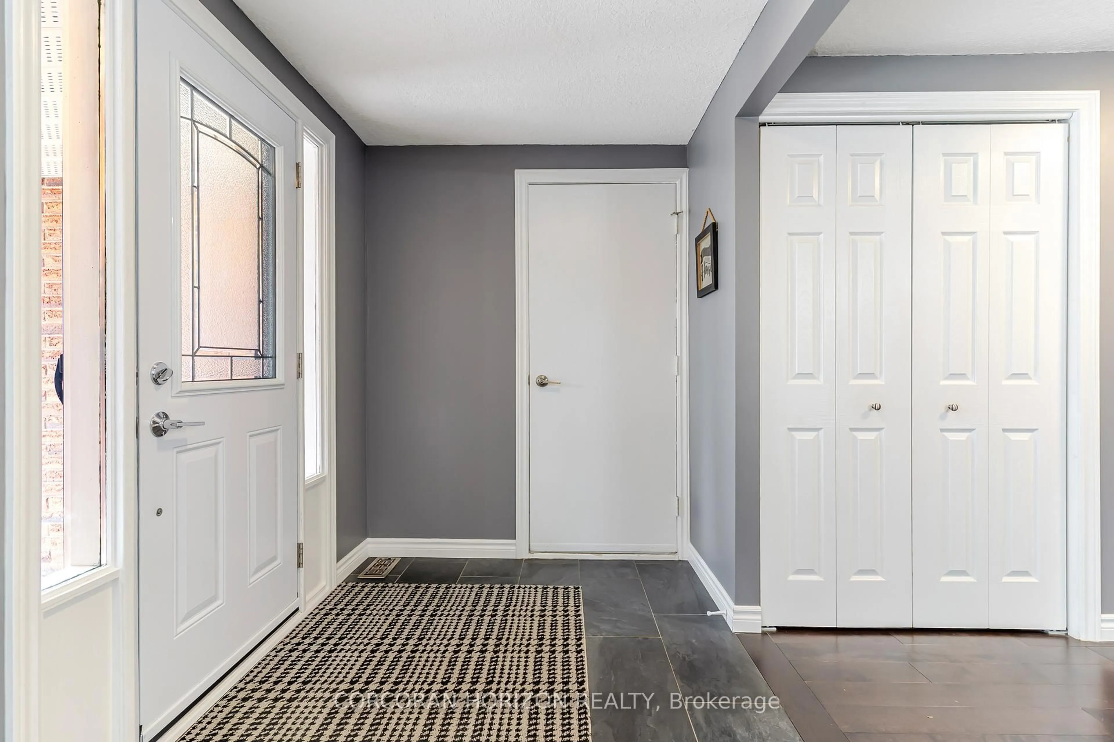 Indoor entryway for 160 Oneida Pl, Kitchener Ontario N2A 3G4