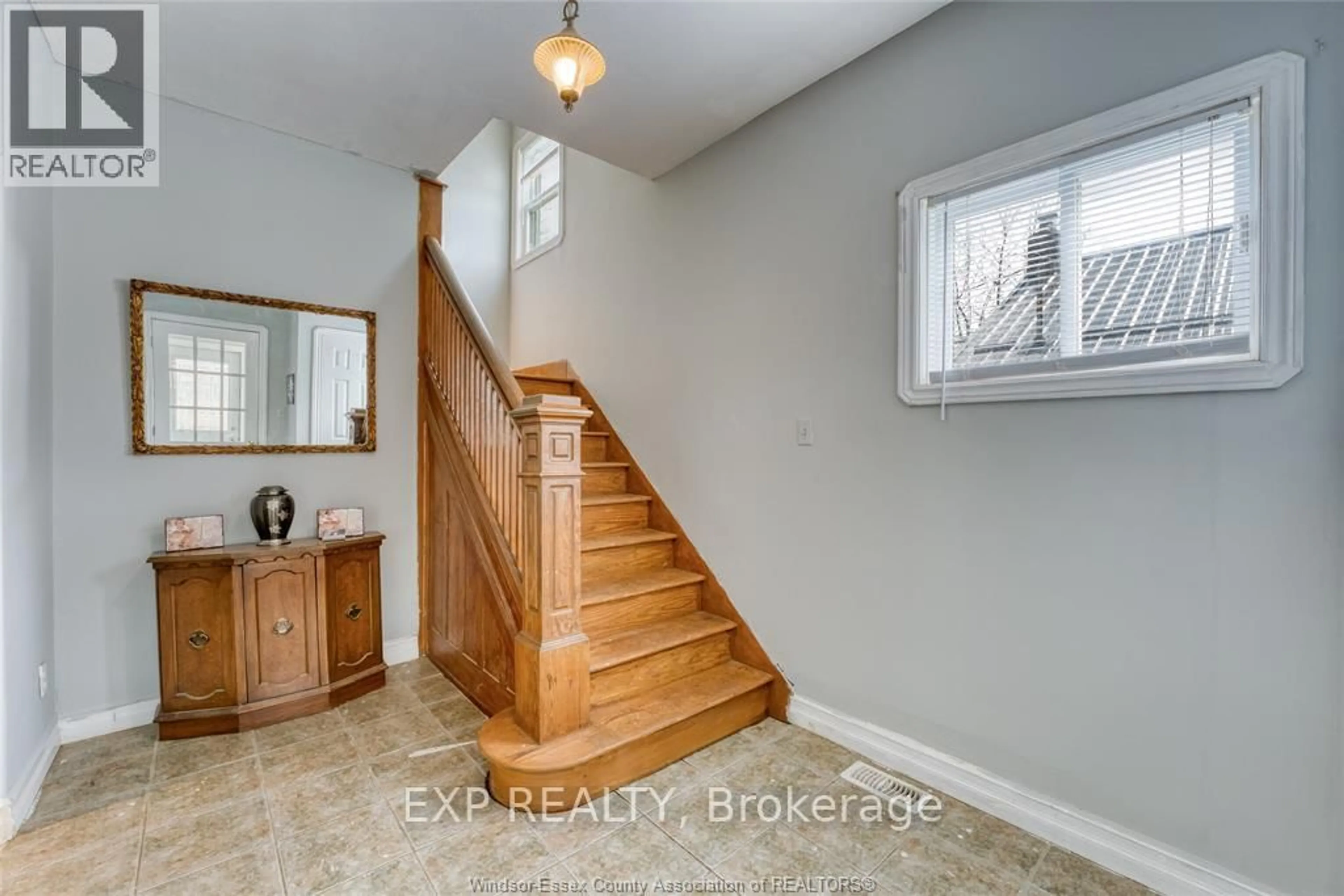 Indoor entryway for 46 Chestnut St, Leamington Ontario N8H 3K3
